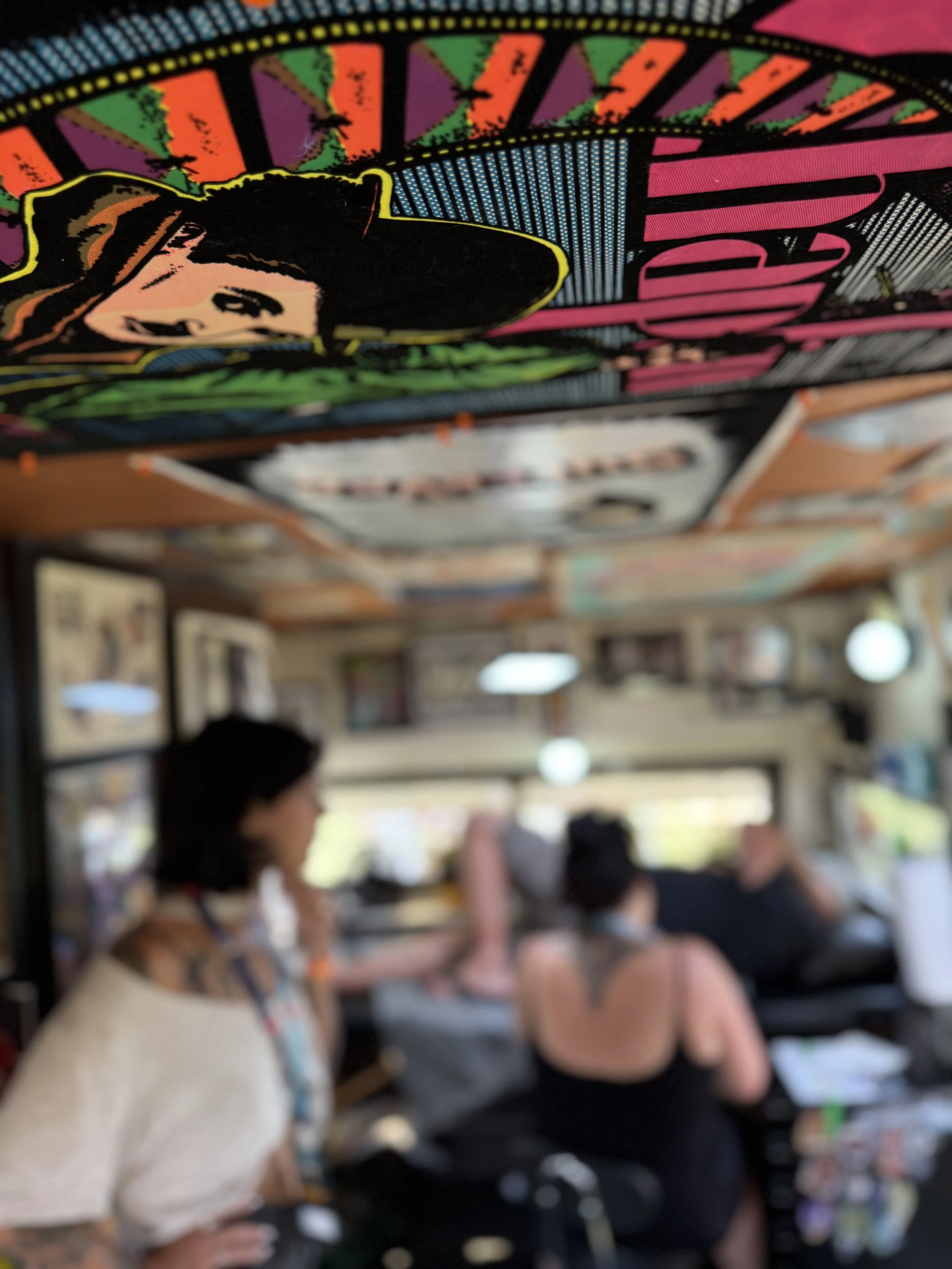 Intérieur de la caravan avec des gens en action. L'image et floue.