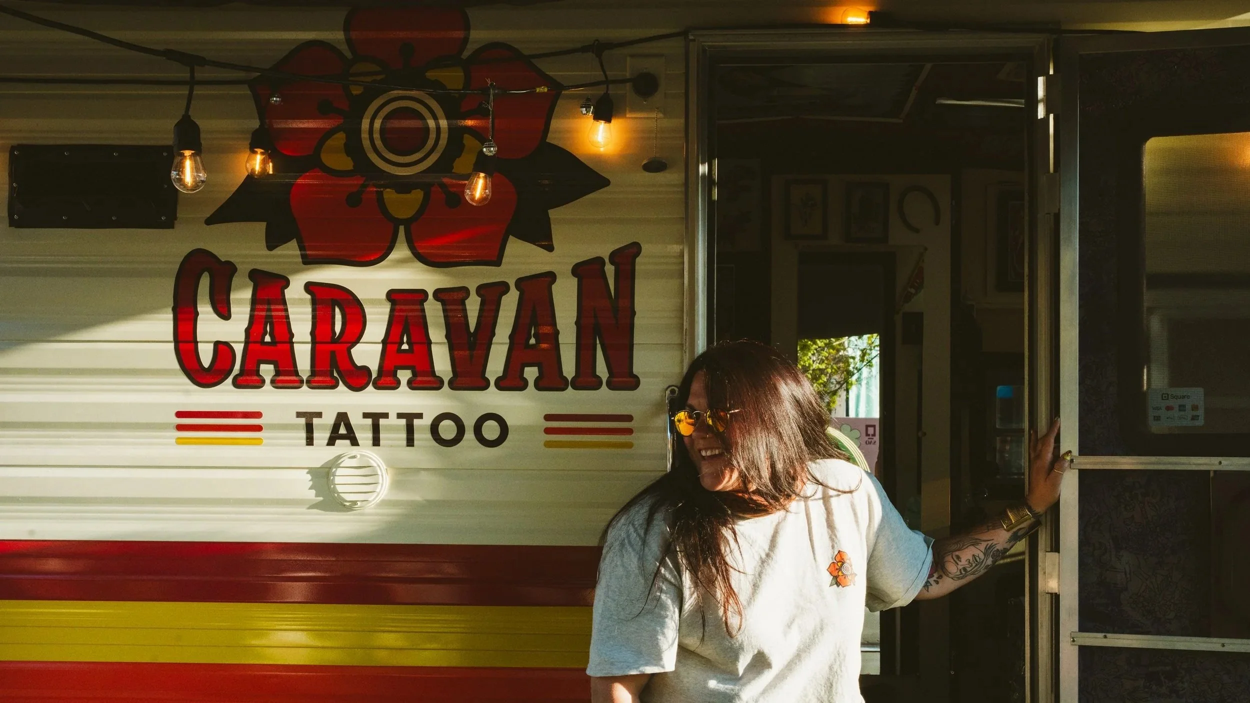 La fondatrice Stéphanie Chaumette devant la caravan