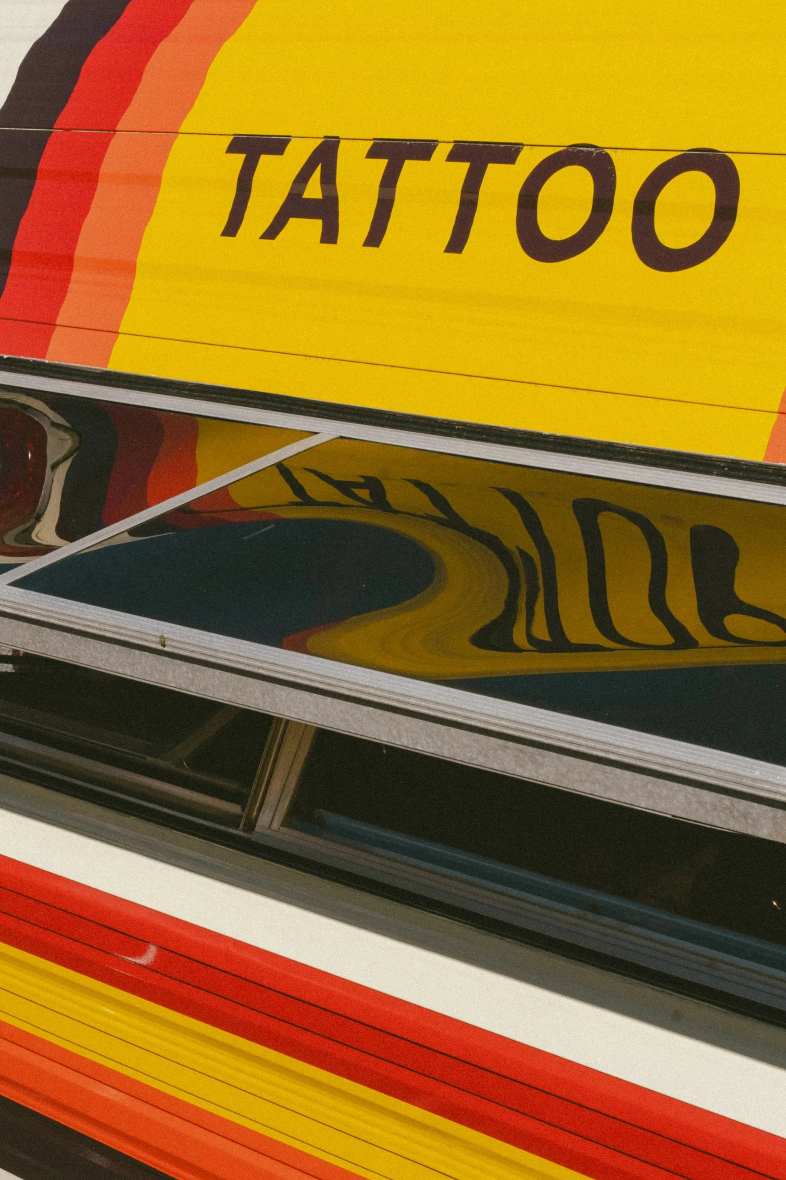Gros plab sur le mot Tattoo inscrit sur la caravan en