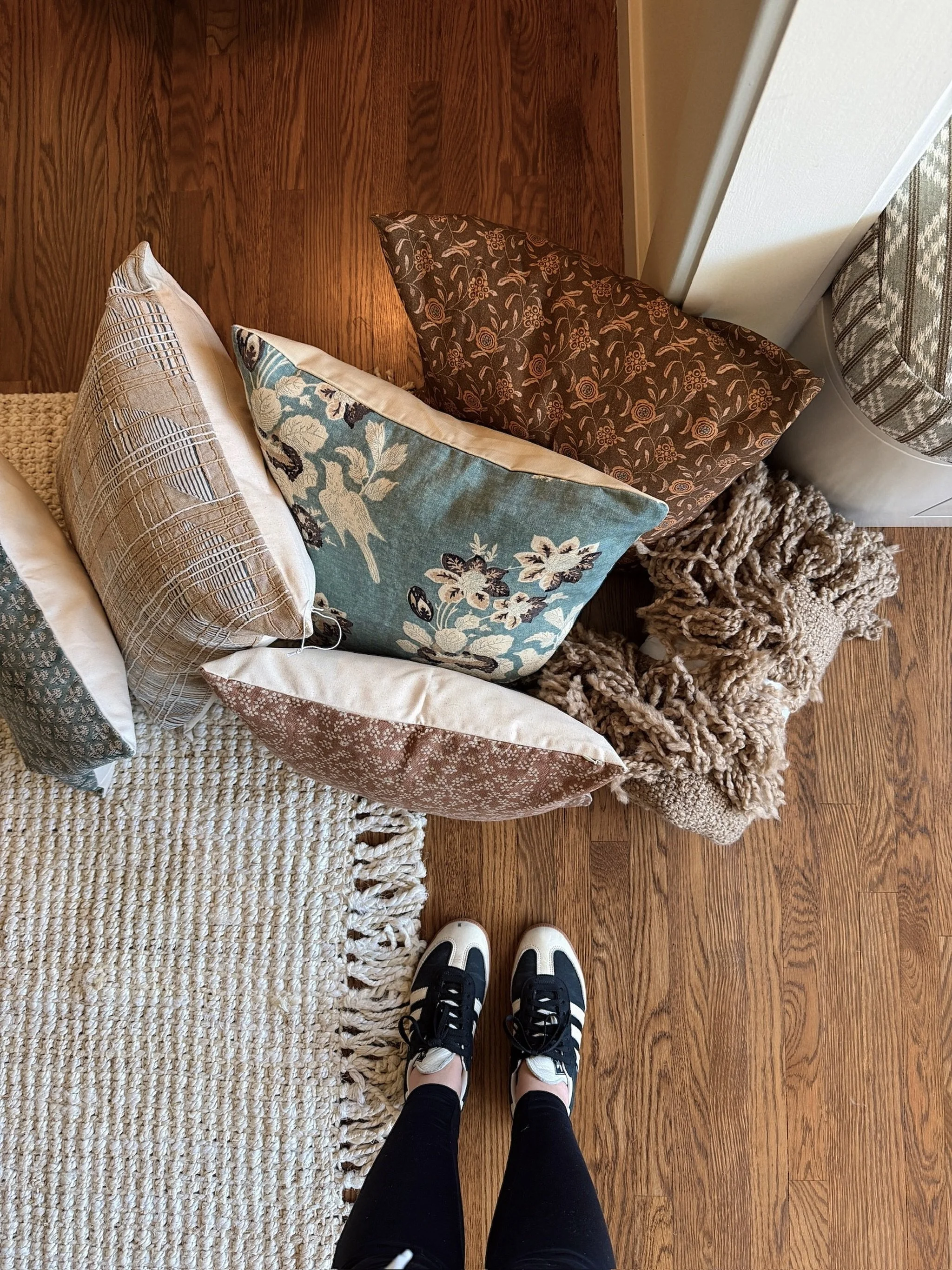 For the love of layering &hearts;️ Design Tip: combining a mix of patterns and textures at different scales helps add interest to any space - bonus points if the pieces are extra comfy! #interiorstyling #designertips