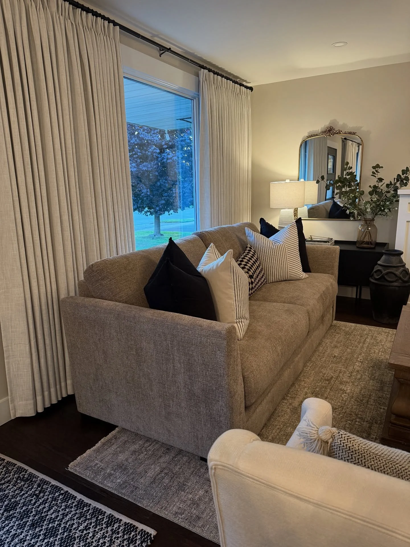 I&rsquo;ve been spending some time updating our kitchen and living room spaces, just wanted to give the area a mini refresh with some new furniture and some decorative accents.

Loving my new @twopagescurtains with this mini refresh!! I wanted to use