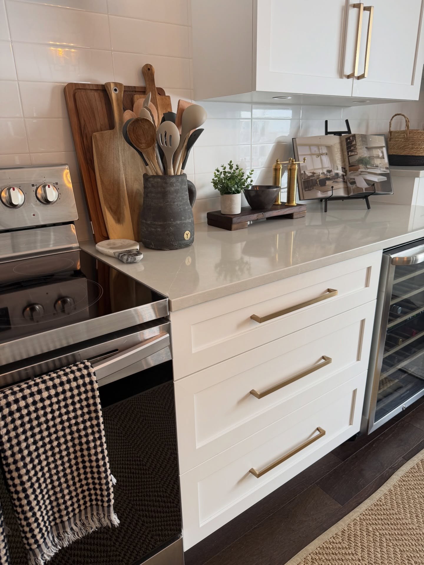 Slow Sundays are for resetting the space and the mind 🤍

My weekly reset ritual:
✨ Fresh sheets &amp; fluffed pillows
✨ A quick surface tidy of all common areas
✨ Catch up on all laundry
✨ Meal prepping
✨ Plan the week ahead
✨ One small self-care mo