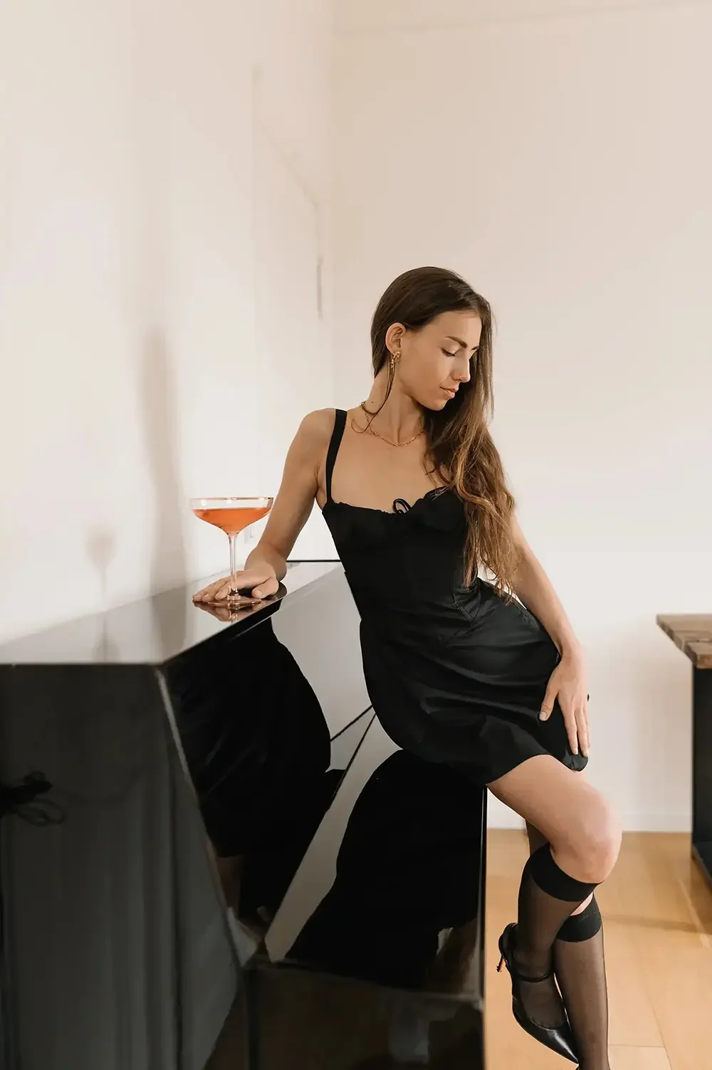 highclass-fetish-escort-berlin-lou-portrait-black-dress.webp