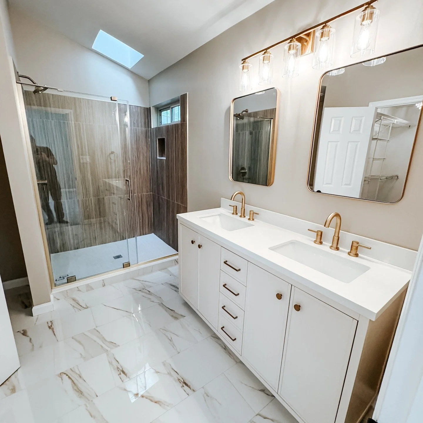 Loving these recent bathroom remodels!

Remodeling a bathroom is one of the top home additions that almost always gives ROI. Great place to start if looking to update your home. 

#charlotteremodelers #bathroomremodelcharlotte #charlottegeneralcontra