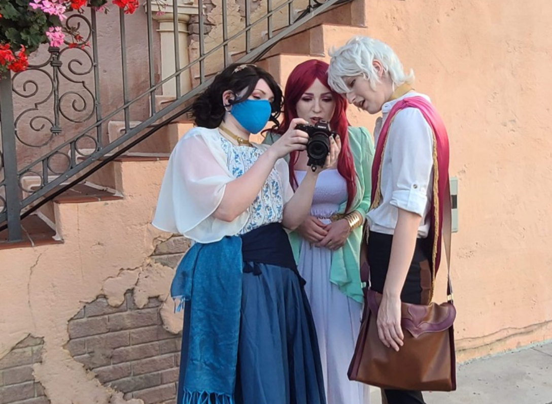 Showing back of the camera previews