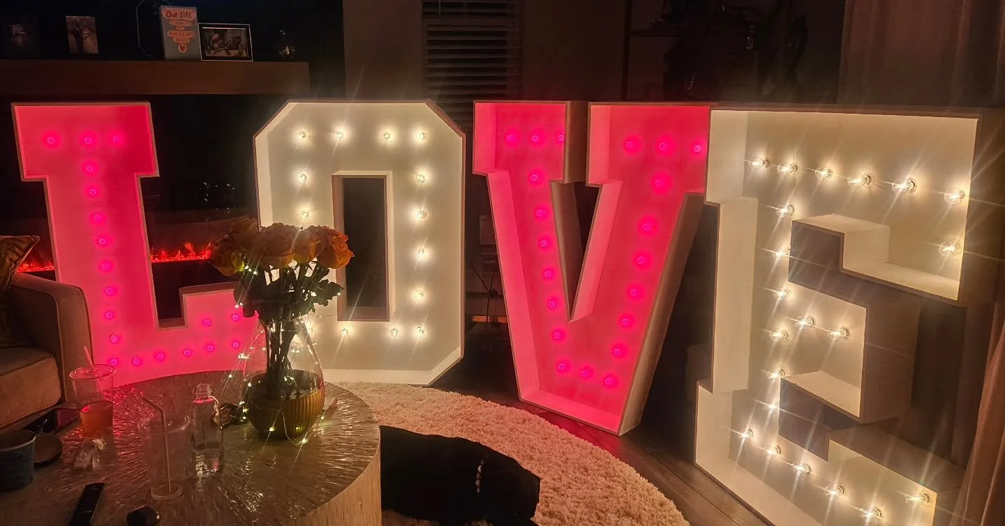 Valentine&rsquo;s Day weekend is here ❤️
If you waited till the last minute&hellip; we might still save you 👀✨
DM to light up your love story.
#MarqueeMoments
#brooklynlights