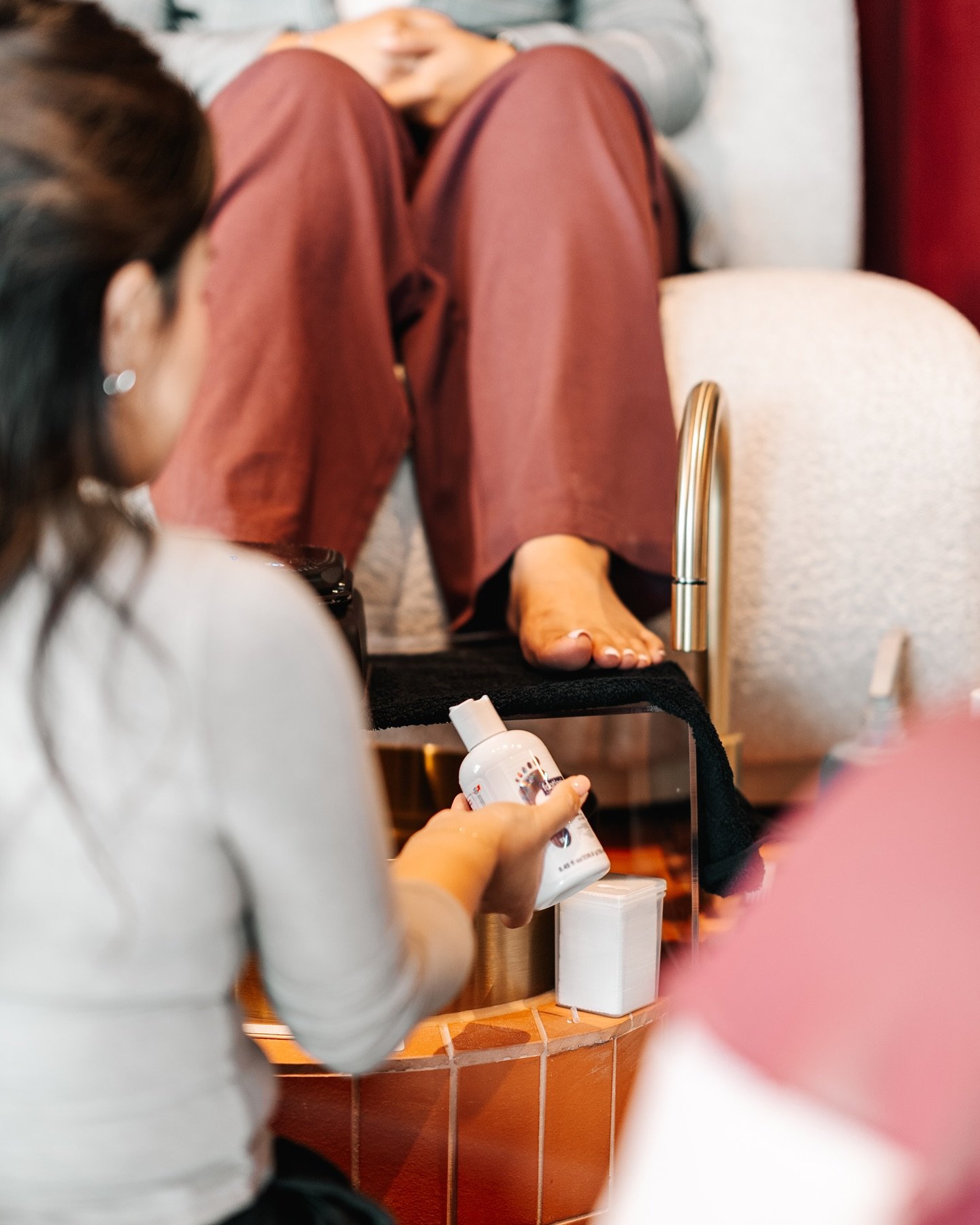 Footlogix is the world&rsquo;s first and only Pediceutical&reg; foot care line, offering innovative foot care products, that provide effective and transformational results to the skin and nails of the feet. 👣 

Ready to be confident in your toes aga