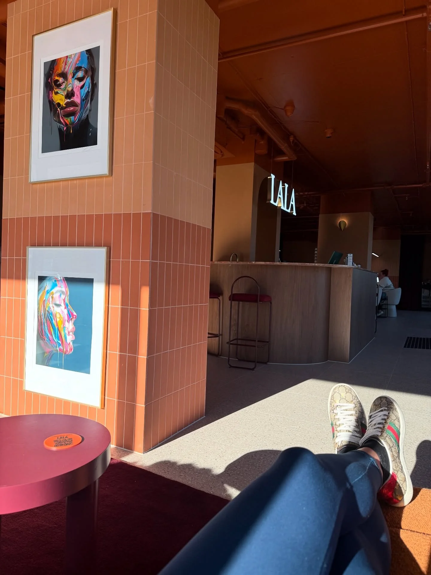 This time of the day in the salon is stunning ☀️ 

#salon #goldenhour #lala #nailsalon