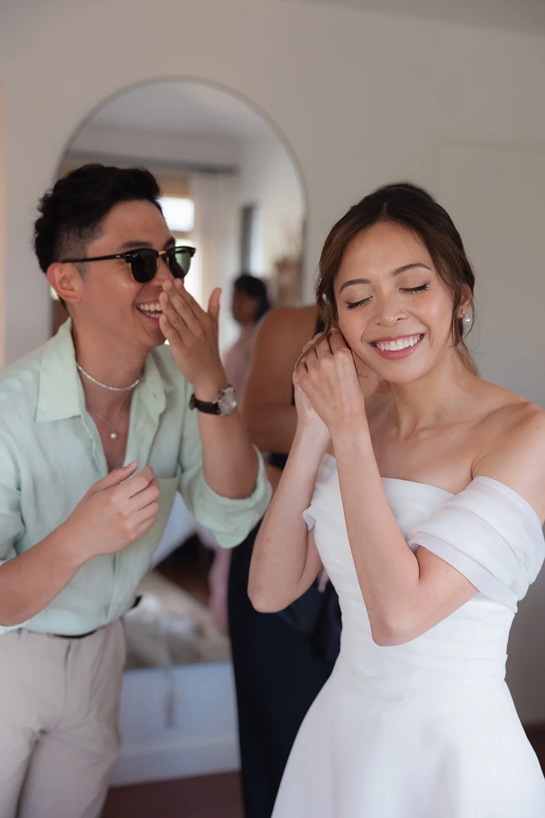 Bride getting ready in princeville with wedding party hair and makeup photo by annie hart kauai