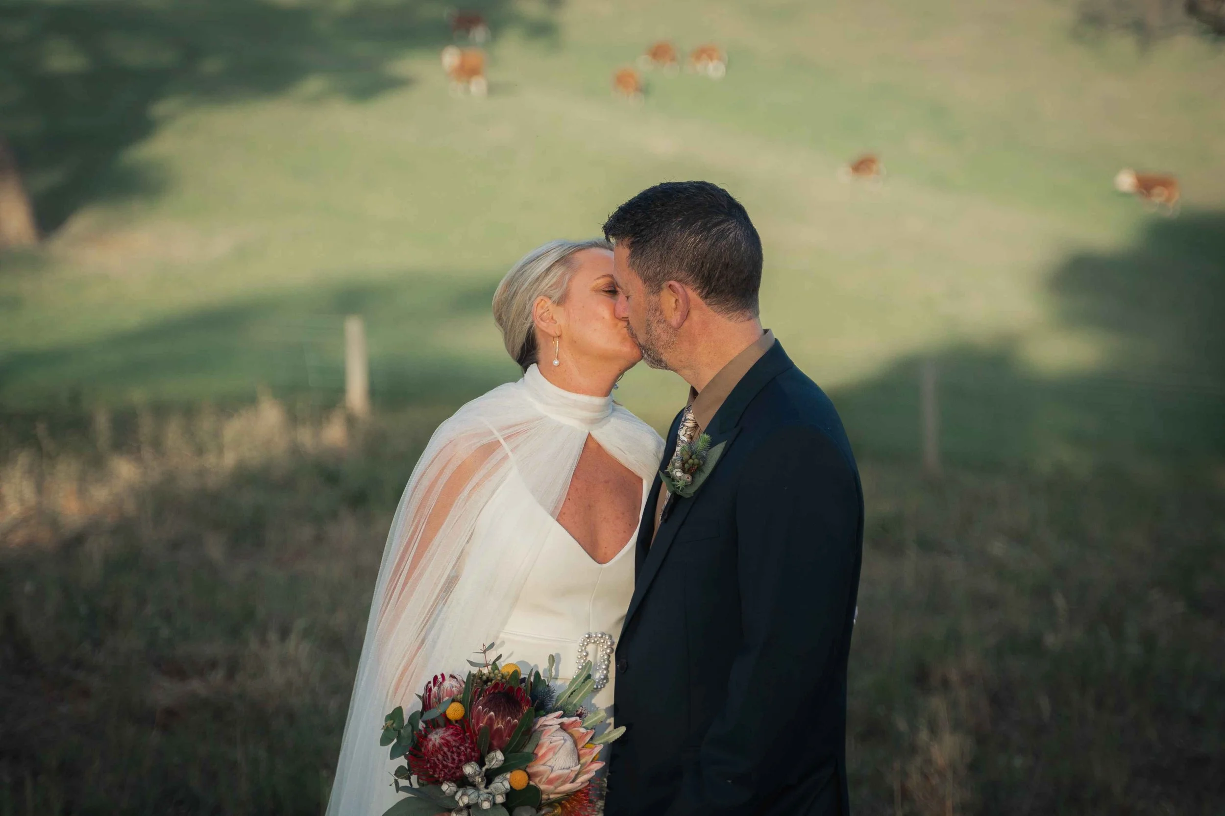 bride and groom kissing fin vintage nature Anvers venue Adelaide hills