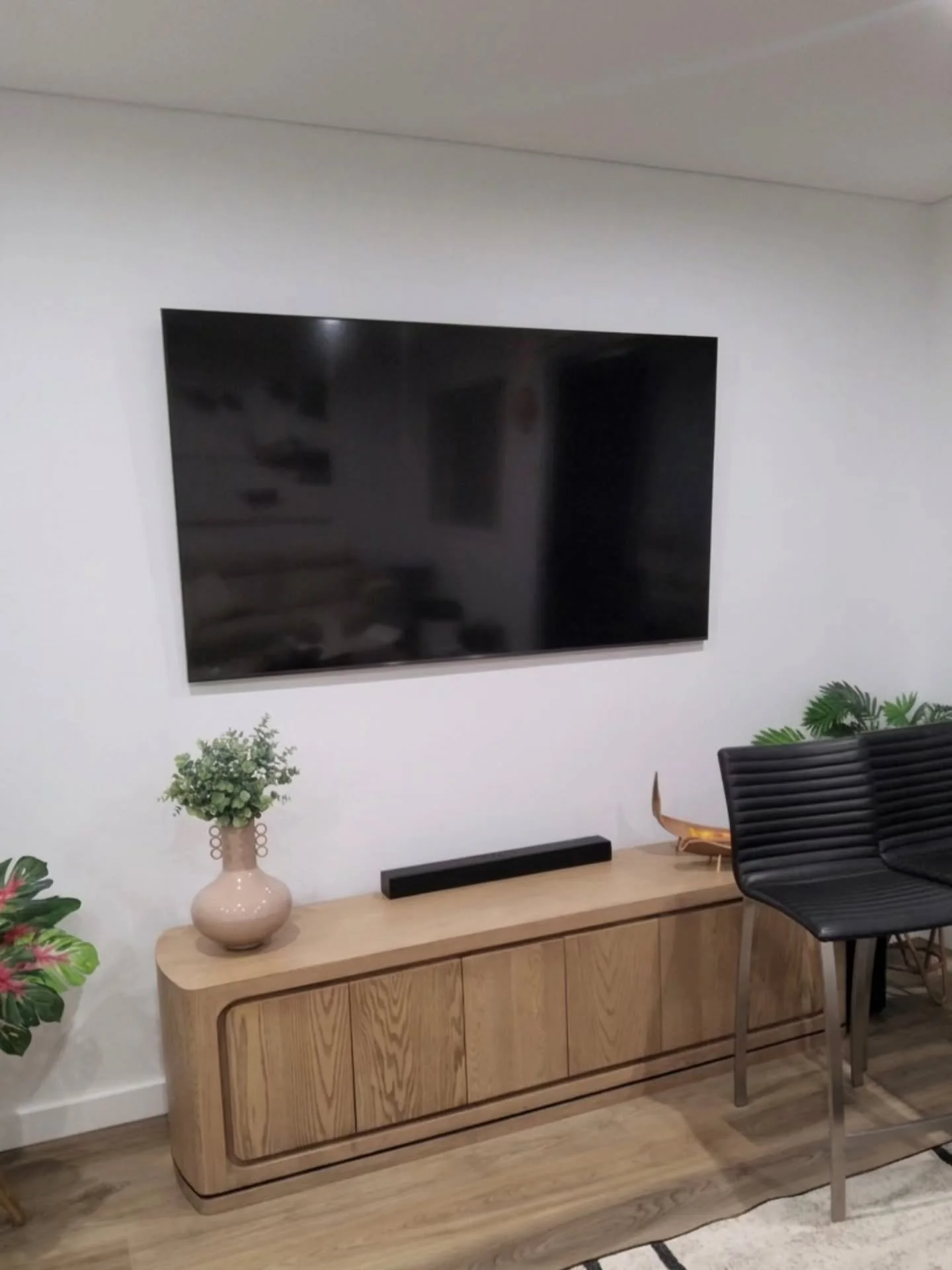 Clean install and zero visible cables. Just wrapped up this TV mount&mdash;there's nothing better than hiding all that messy wiring in the wall for a neat finish. Need your TV mounted? Send a DM to get it sorted! 📺⚡

​#tvmounting #localtradie #cable