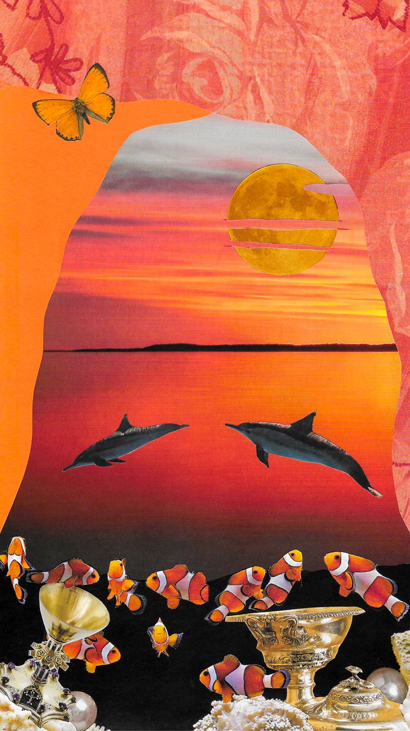 Surrealistisk collage med en solnedgang, delfiner, klovnefisk, en sommerfugl og dekorative guldobjekter.
