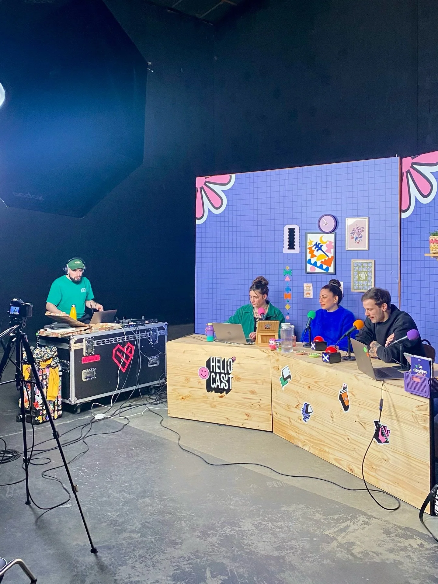 F&eacute;vrier : du faux, du fun, du feu
1. Une nouvelle chronique sur @heliocast.tv 
2-3. Pr&eacute;paration du bingo de soutien pour @roomservicefestival 
4-6. Expo faux et faussaires aux @archivesnatfr 
7. Workshop Chroniques graphiques &agrave; l