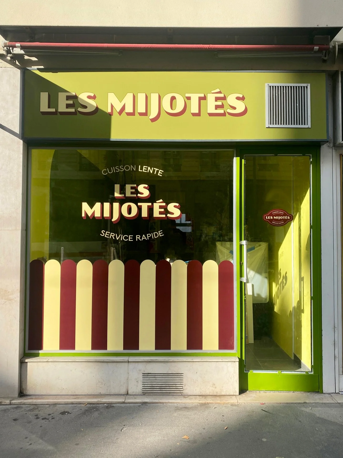 Identit&eacute; visuelle &bull; Les Mijot&eacute;s

Des plats qui mijotent pendant des heures pour des d&eacute;jeuners qui durent quelques minutes. C&rsquo;est autour de cette id&eacute;e qu&rsquo;est n&eacute; Les Mijot&eacute;s, un restaurant &agr