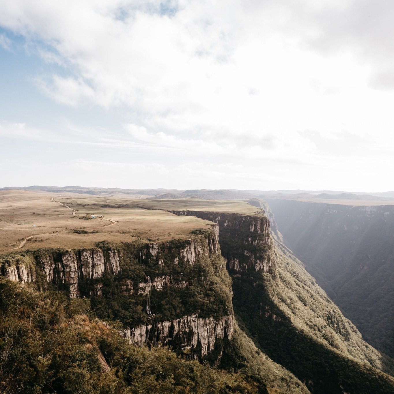 ⠀⠀⠀⠀⠀⠀⠀⠀⠀⠀⠀⠀⠀⠀⠀⠀⠀⠀⠀⠀⠀⠀⠀⠀⠀⠀⠀⠀⠀⠀⠀⠀⠀⠀⠀⠀⠀⠀⠀⠀⠀⠀⠀⠀⠀⠀⠀ Wo die Zeit still steht und die Erde atmet. 

Es gibt Orte, die sind so gewaltig, dass sie jeden Gedanken verstummen lassen. Der Blyde River Canyon ist einer davon. Ein gr&uuml;nes Wunder, tief in die u