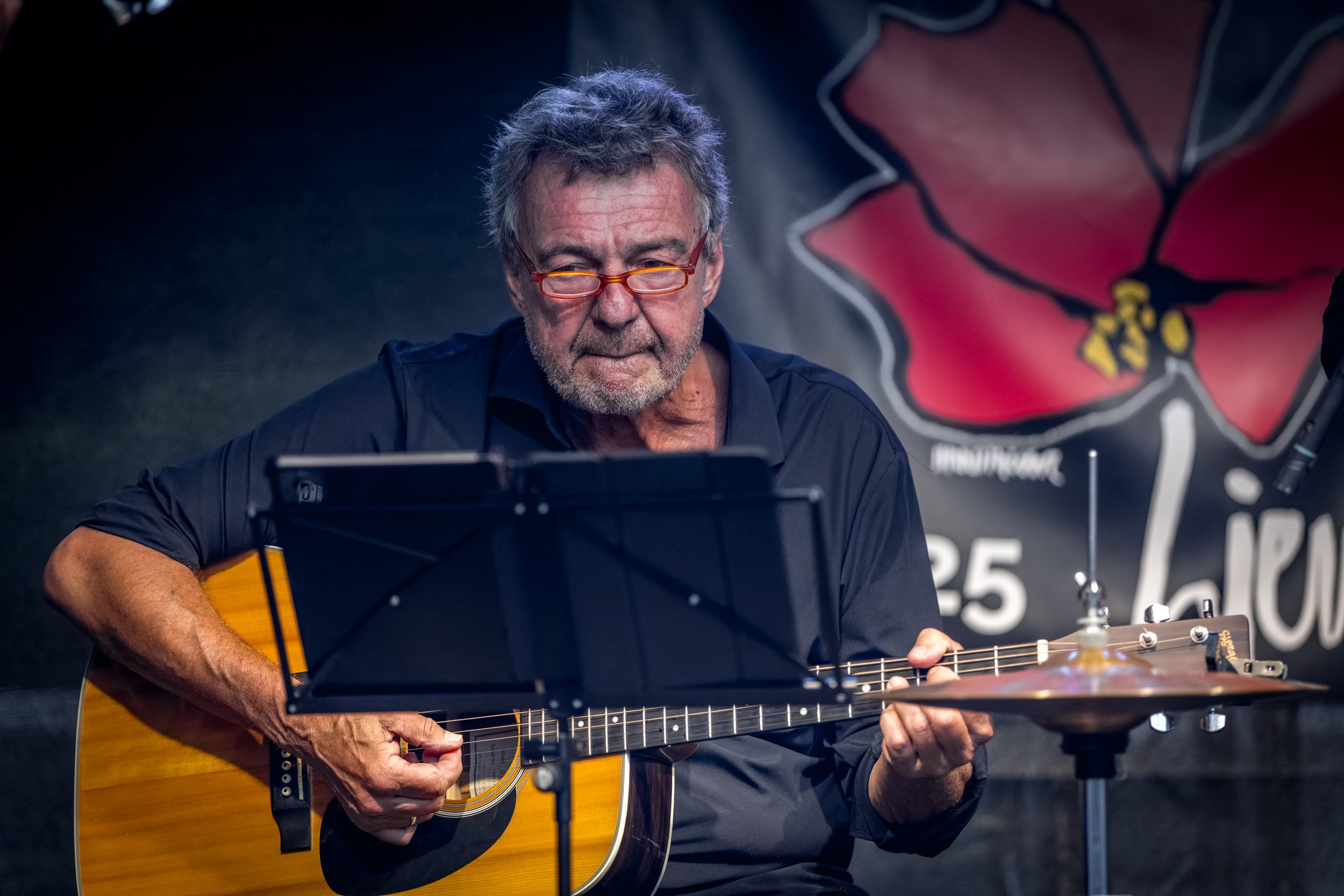 Die Schrägen von der Wiesn - Musikgruppe aus Wien. Herr Werner  an der Gitarre