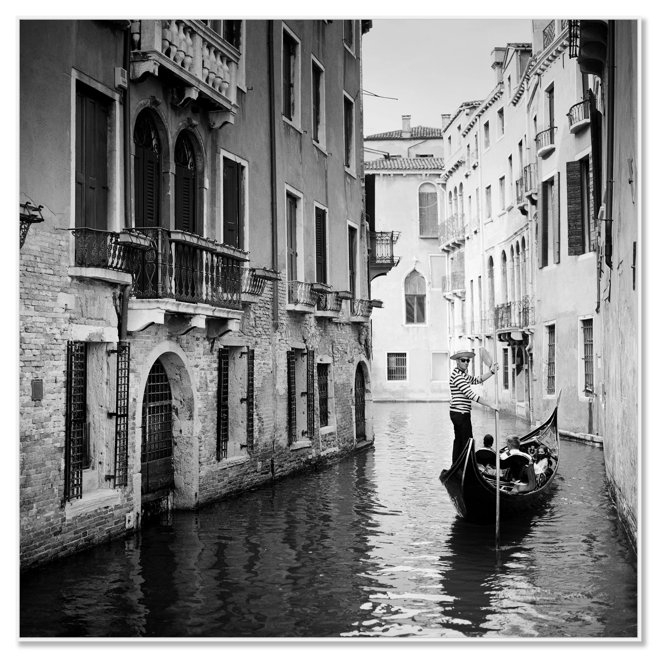 Gondolier, Study 1 – black-and-white photograph on Dibond in a white aluminium ArtBox frame.