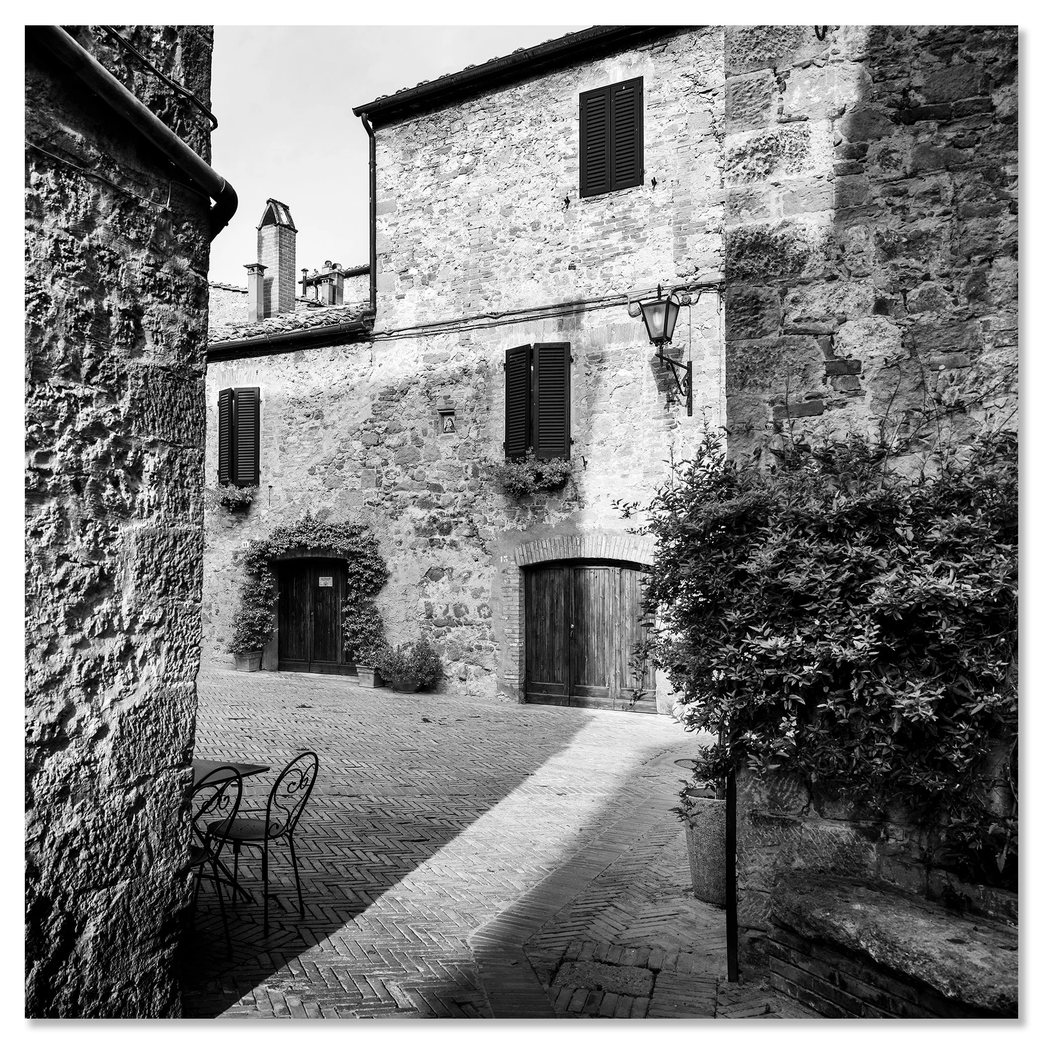 Tuscan Courtyard, Study 1 – frameless black-and-white photograph mounted on aluminium Dibond.