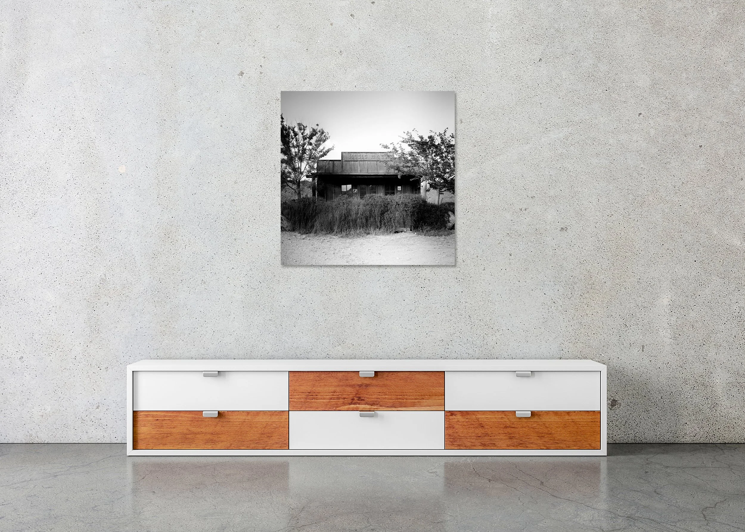 Music Hall – Arizona, frameless black-and-white photograph on aluminium Dibond displayed above a low cabinet