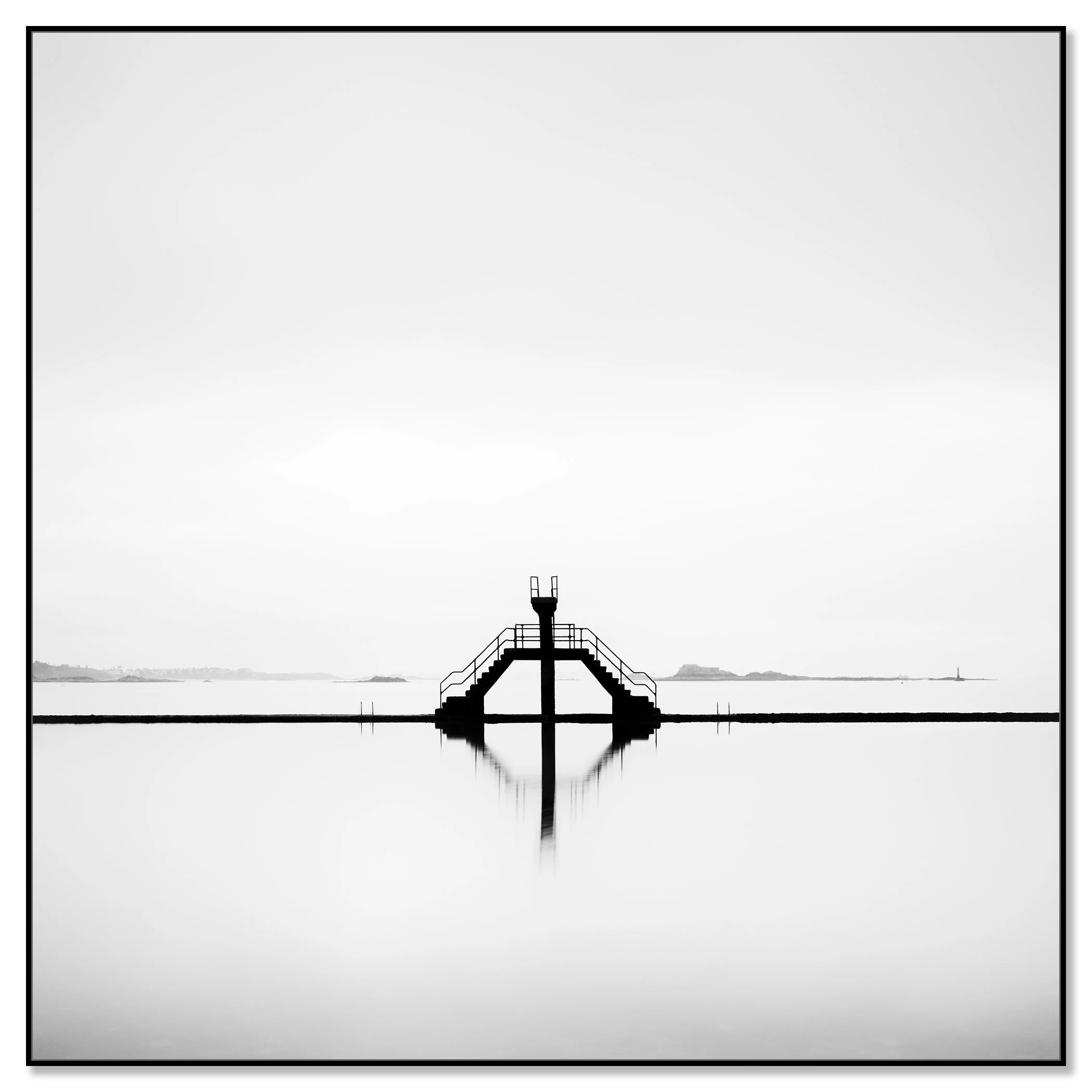 Diving Platform Study 2 – black-and-white photograph on aluminium Dibond in a black ArtBox frame by Gerald Berghammer.