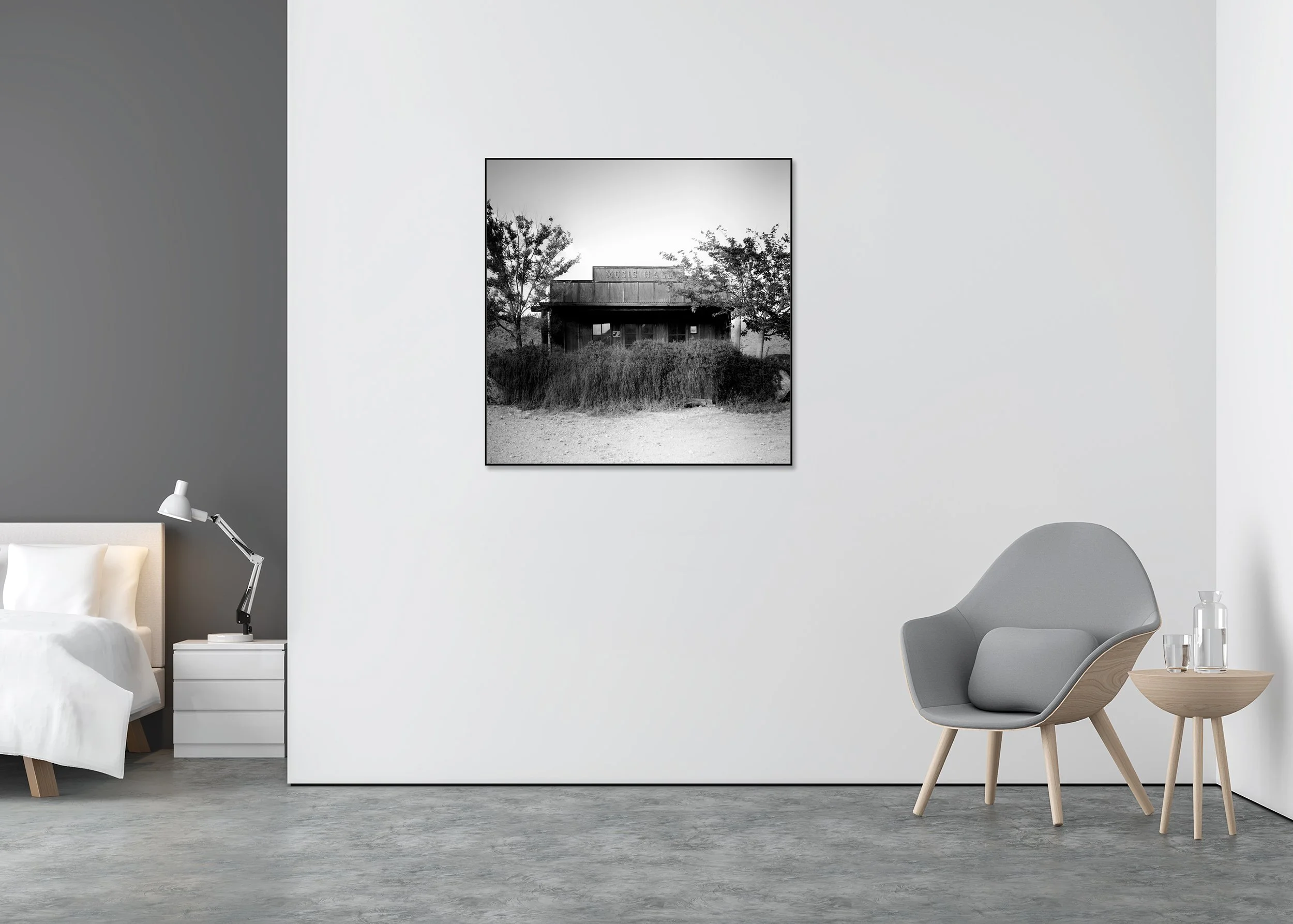 Music Hall – Arizona, black-and-white photograph in a black aluminium ArtBox displayed in a minimalist bedroom interior