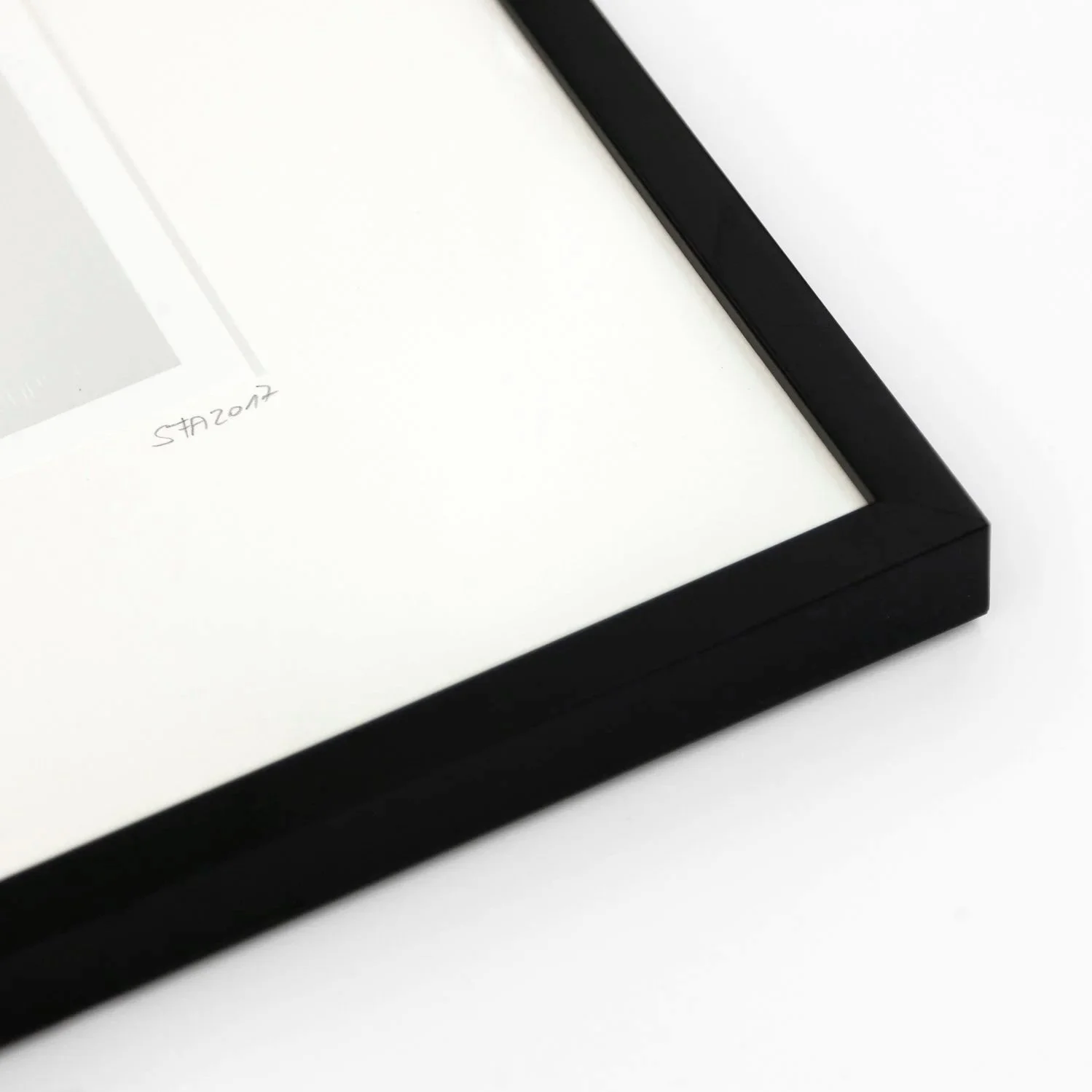Close-up of the black wooden frame and handwritten inscription on Flatiron Building 1 by Gerald Berghammer.