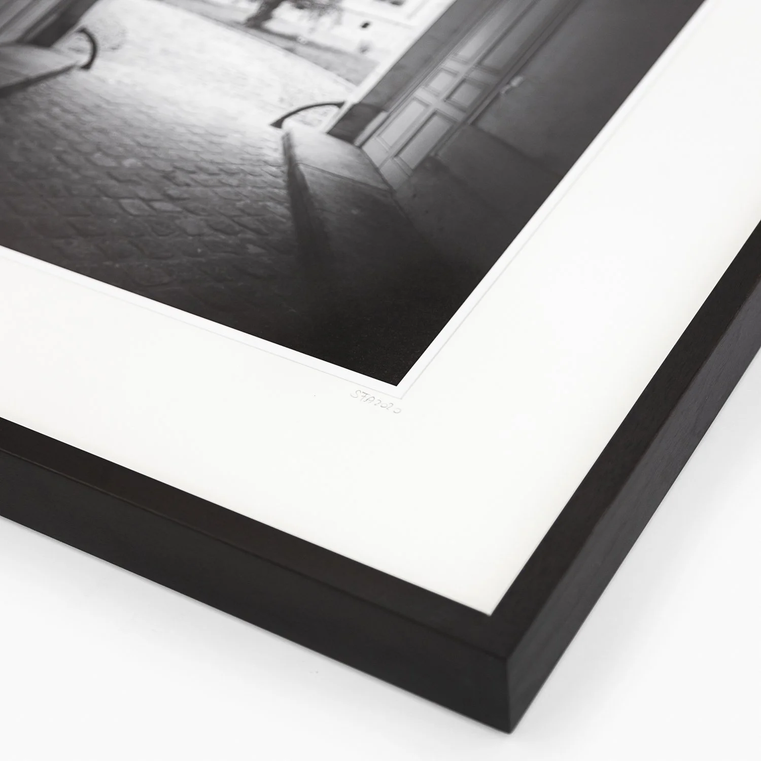 Gerald Berghammer – Tree in the Courtyard, close-up of the photograph, white archival mount and black wooden frame.