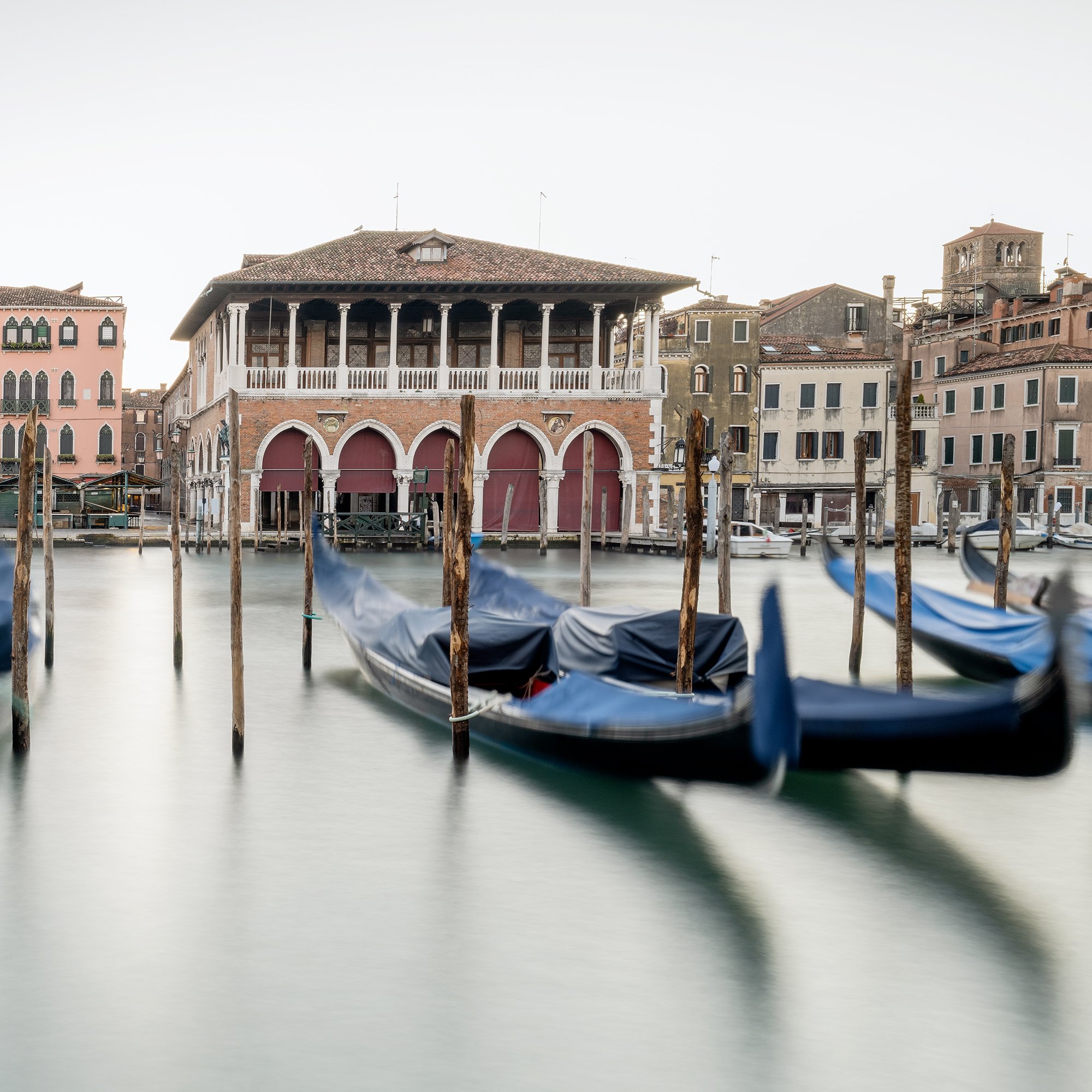 © 2025 Gerald Berghammer - Color cityscape photography. Gondolas docked along a canal in Venice, Italy, with historic buildings and the fish market in the back. Print detail 2