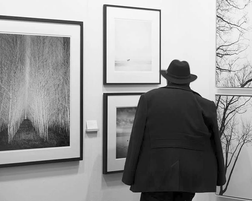 Visitor viewing Gerald Berghammer fine art photographs at SILVERFINEART in Vienna.