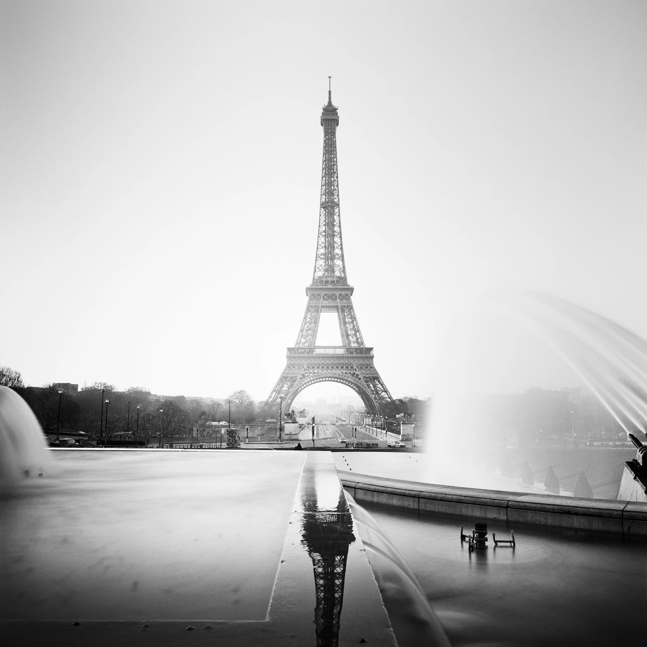 Elegant black and white Eiffel Tower photograph with soft fountain mist at Trocadéro, Paris, photo by Gerald Berghammer.