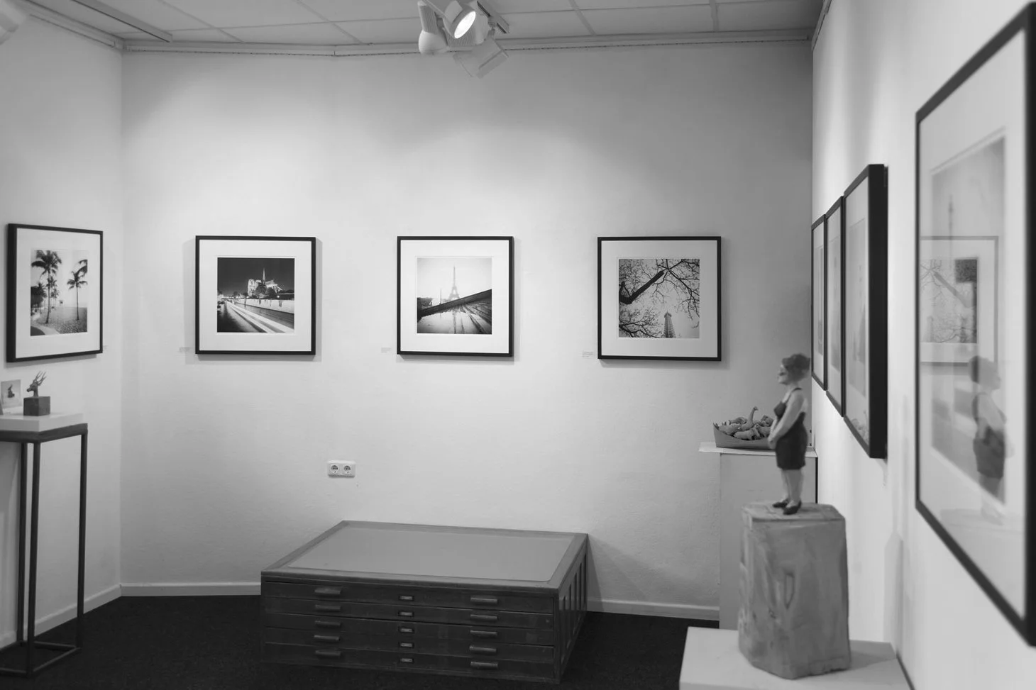 nterior view of the 2017 BLACK AND WHITE exhibition by Gerald Berghammer at Galerie Edition Camos in Munich, featuring framed black-and-white architectural and cityscape photographs.