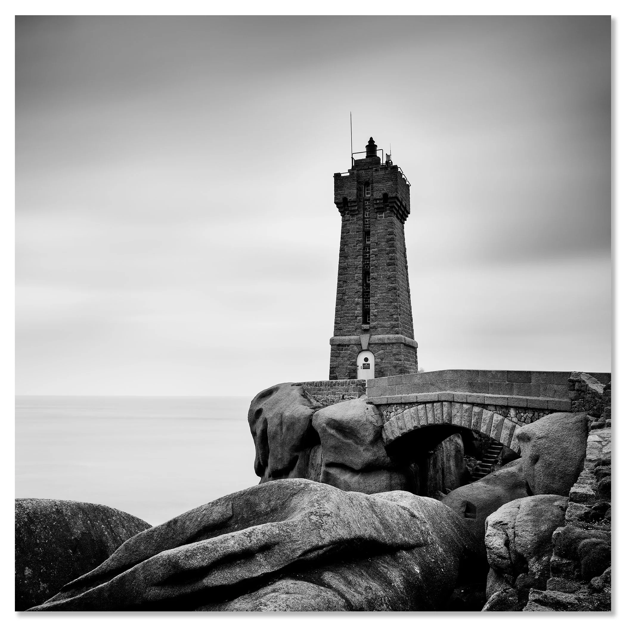 Ploumanac’h Lighthouse – Brittany, black-and-white photograph mounted on frameless aluminium Dibond, by Gerald Berghammer.