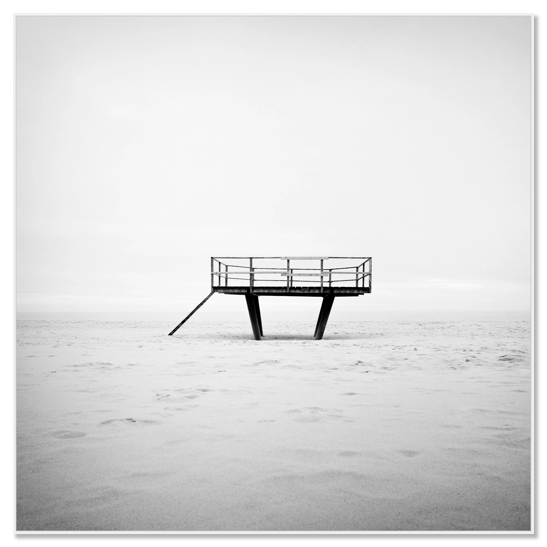 Dance Floor – black-and-white photograph of an elevated platform on Sylt, mounted on aluminium Dibond in a white ArtBox frame by Gerald Berghammer.