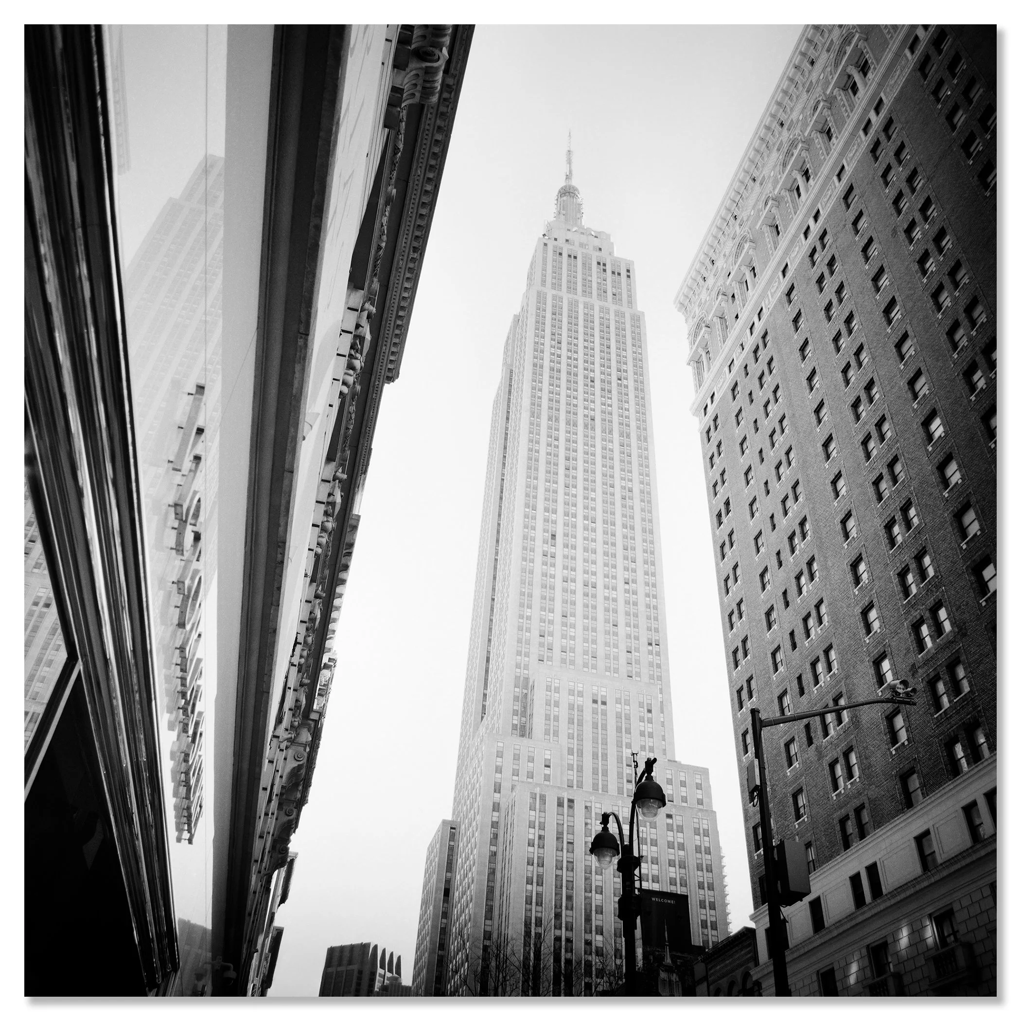Black-and-white New York City photograph by Gerald Berghammer mounted on frameless aluminium Dibond.