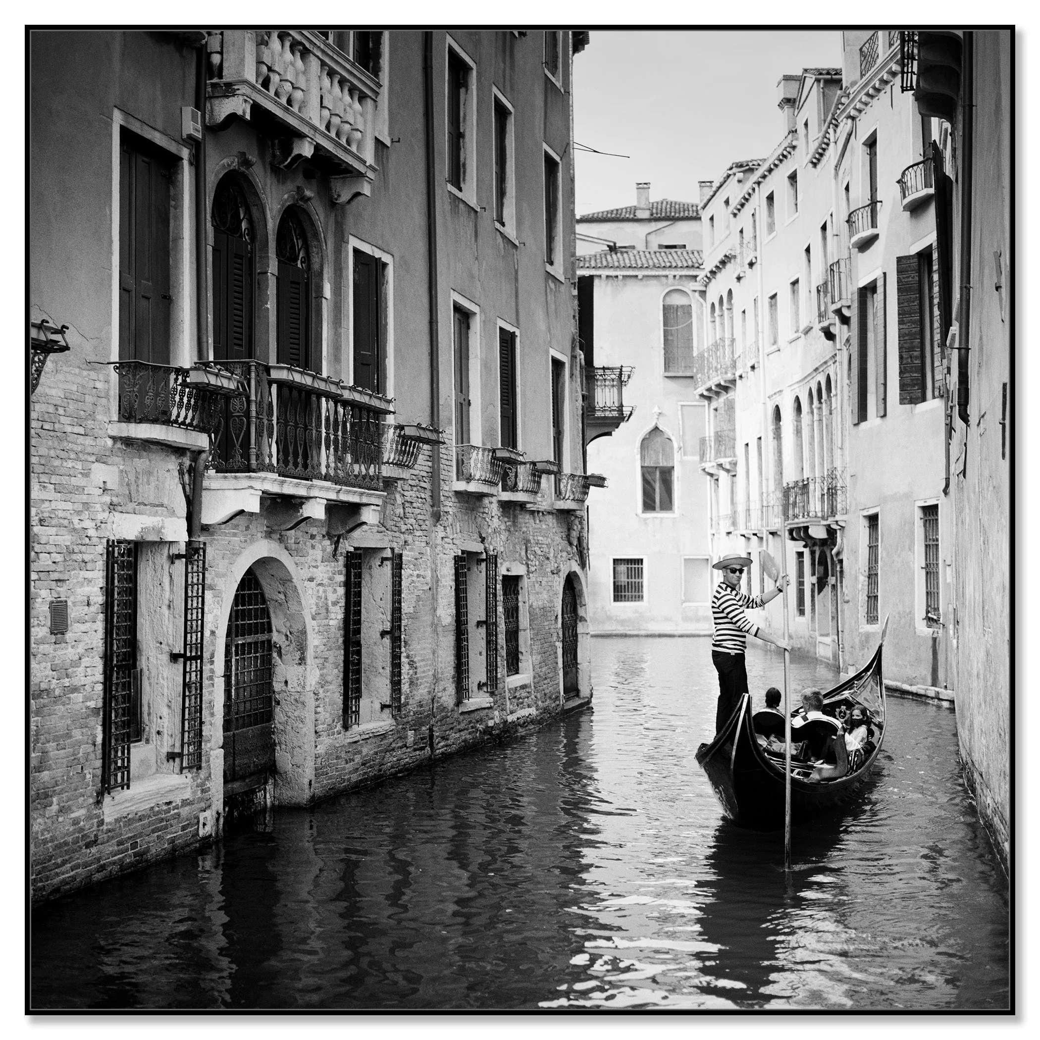 Gondolier, Study 1 – black-and-white photograph on Dibond in a black aluminium ArtBox frame.