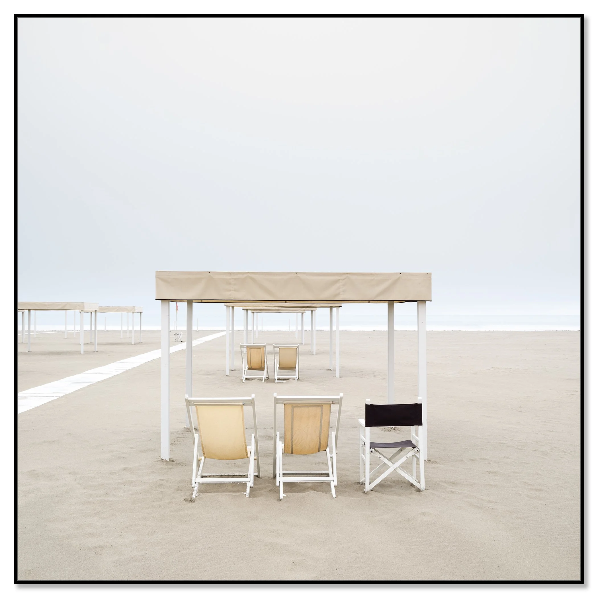 Sun Loungers on the Beach, Study 1 – colour photograph on Dibond in a black aluminium ArtBox. Photo by Gerald Berghammer.