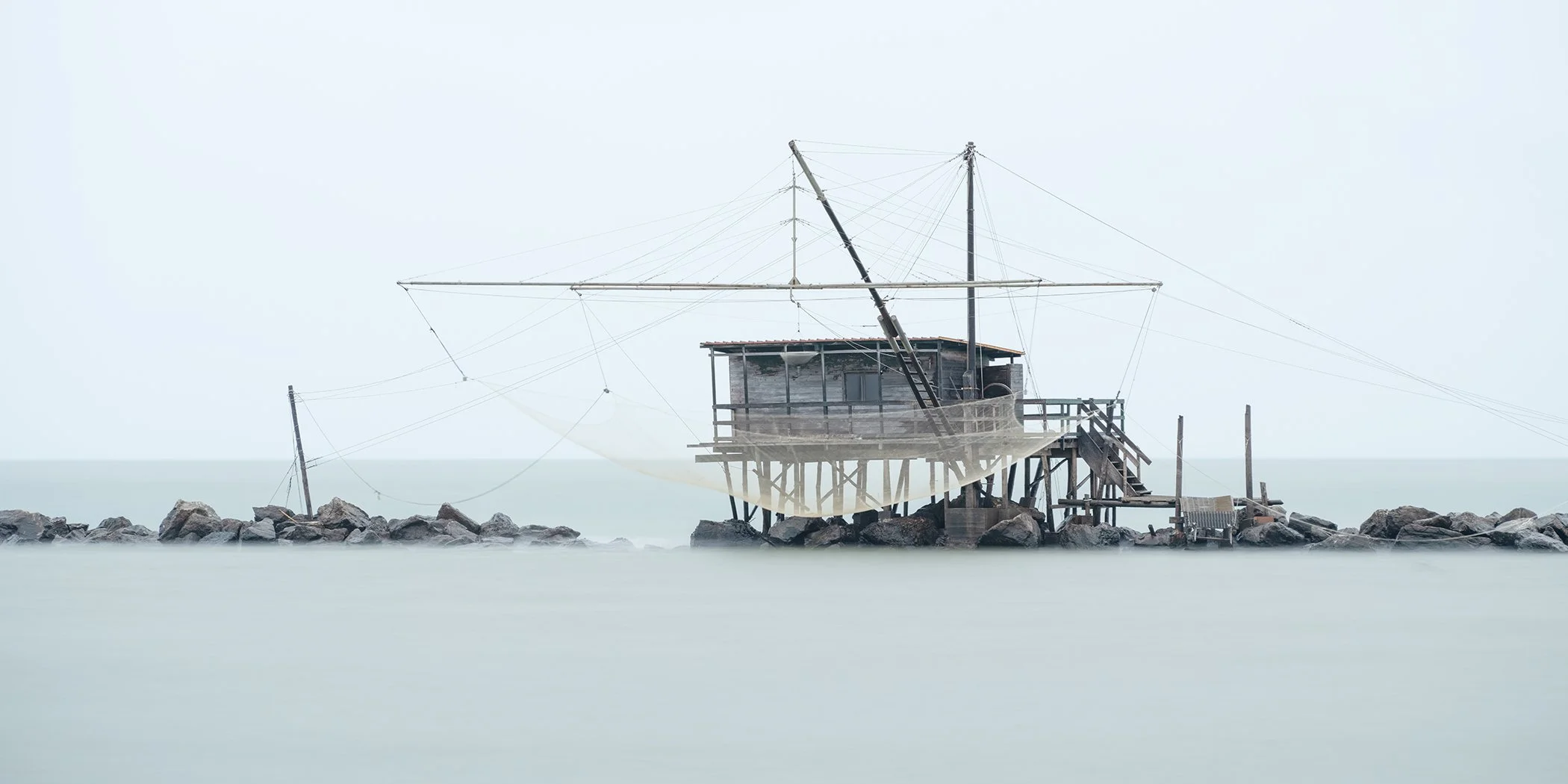 Retoni Study 4, minimalist colour seascape of a traditional wooden fishing platform at Marina di Pisa, Italy, by Gerald Berghammer.
