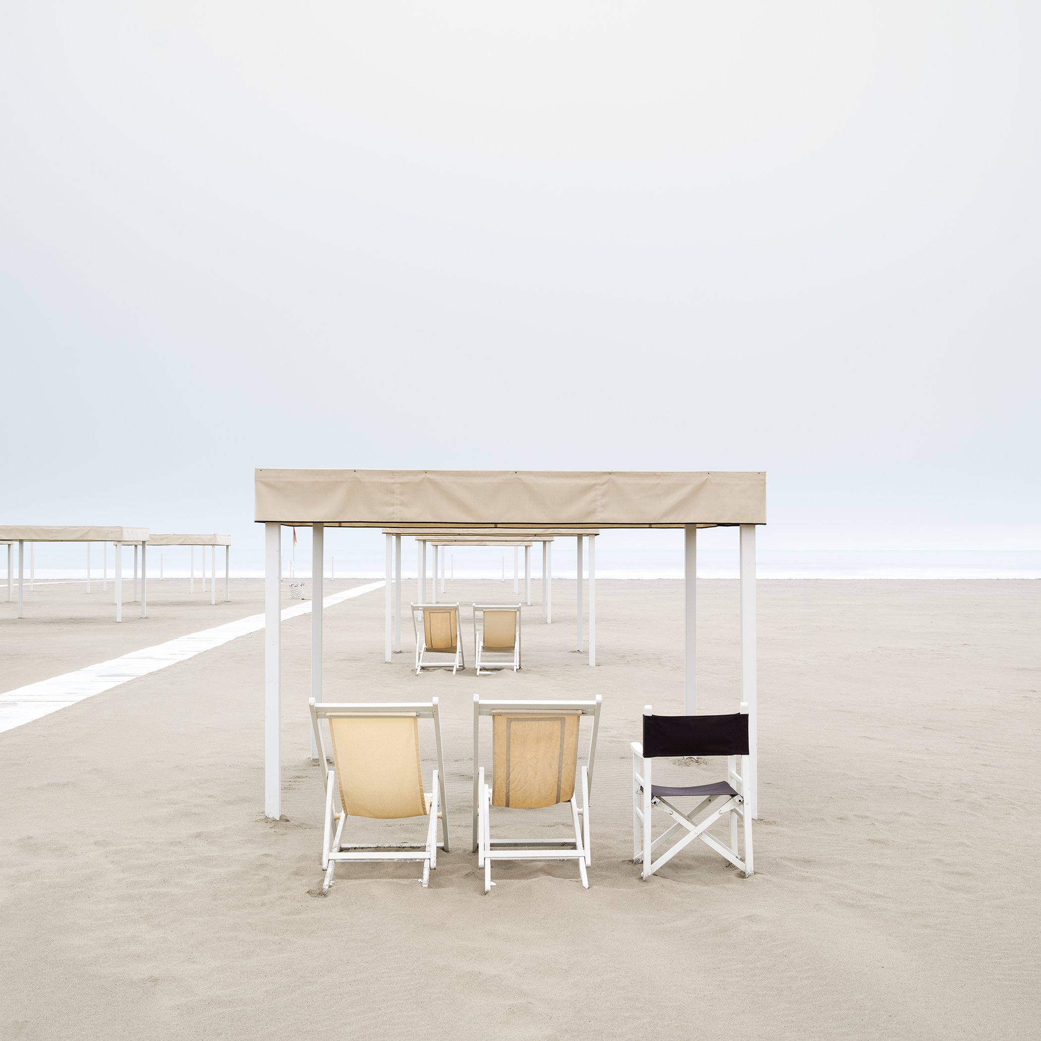 Sun Loungers on the Beach, Study 1 – minimalist colour photograph of an empty beach in Italy. Photo by Gerald Berghammer.