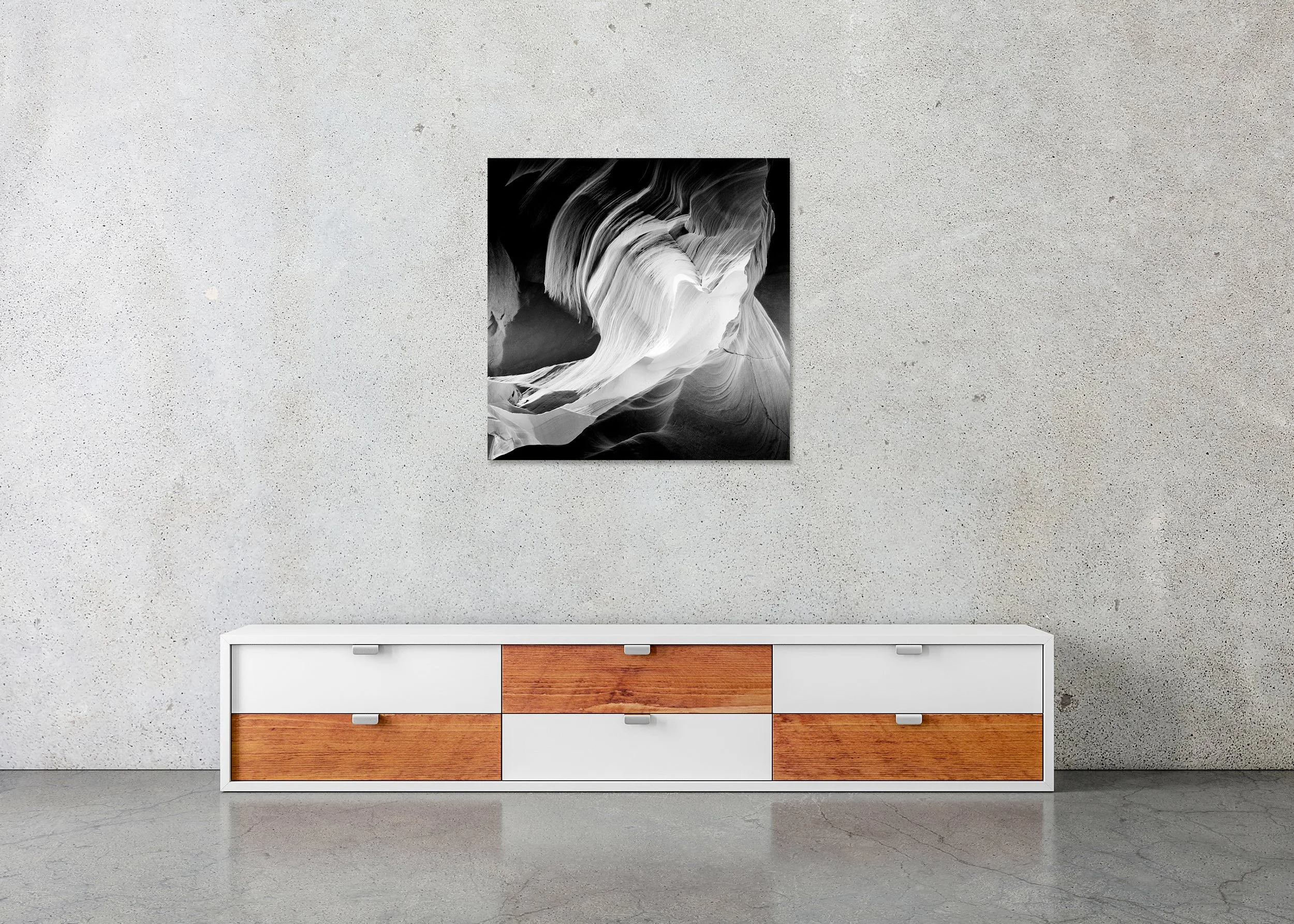 Heart displayed in a modern interior as a frameless black-and-white artwork mounted on aluminium Dibond by Gerald Berghammer.