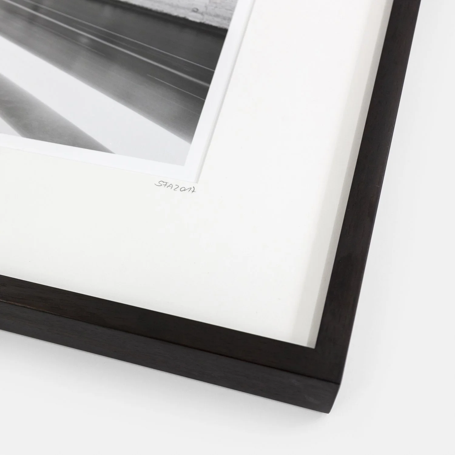 Gerald Berghammer – Notre Dame Night 1, close-up of the handwritten edition number 1/9, white archival mount and dark-brown wooden frame.