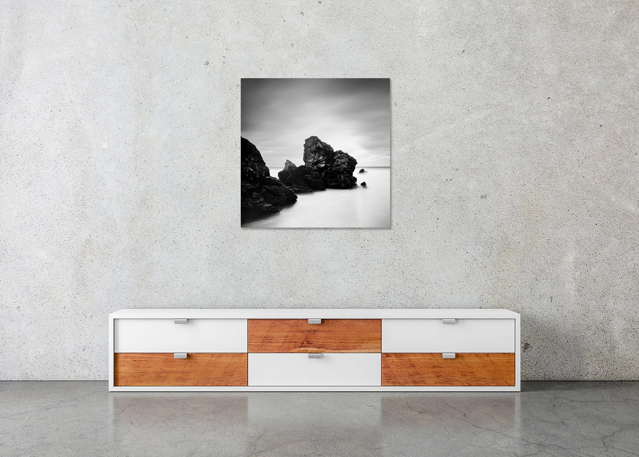 Award-Winning Beach Study 4 – frameless black-and-white photograph mounted on aluminium Dibond above a sideboard. Photo by Gerald Berghammer.