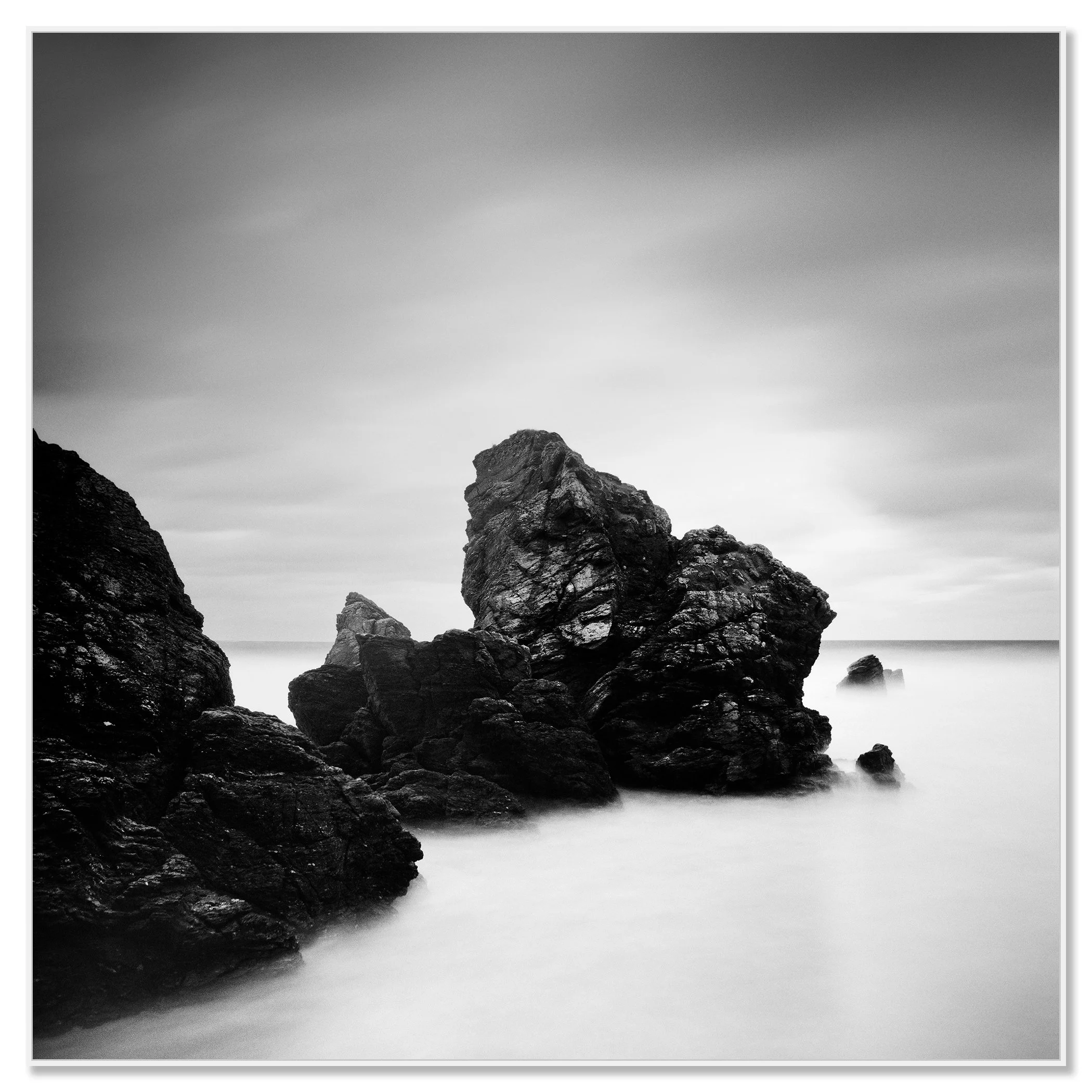 Award-Winning Beach Study 4 – black-and-white photograph in a white aluminium ArtBox. Photo by Gerald Berghammer.