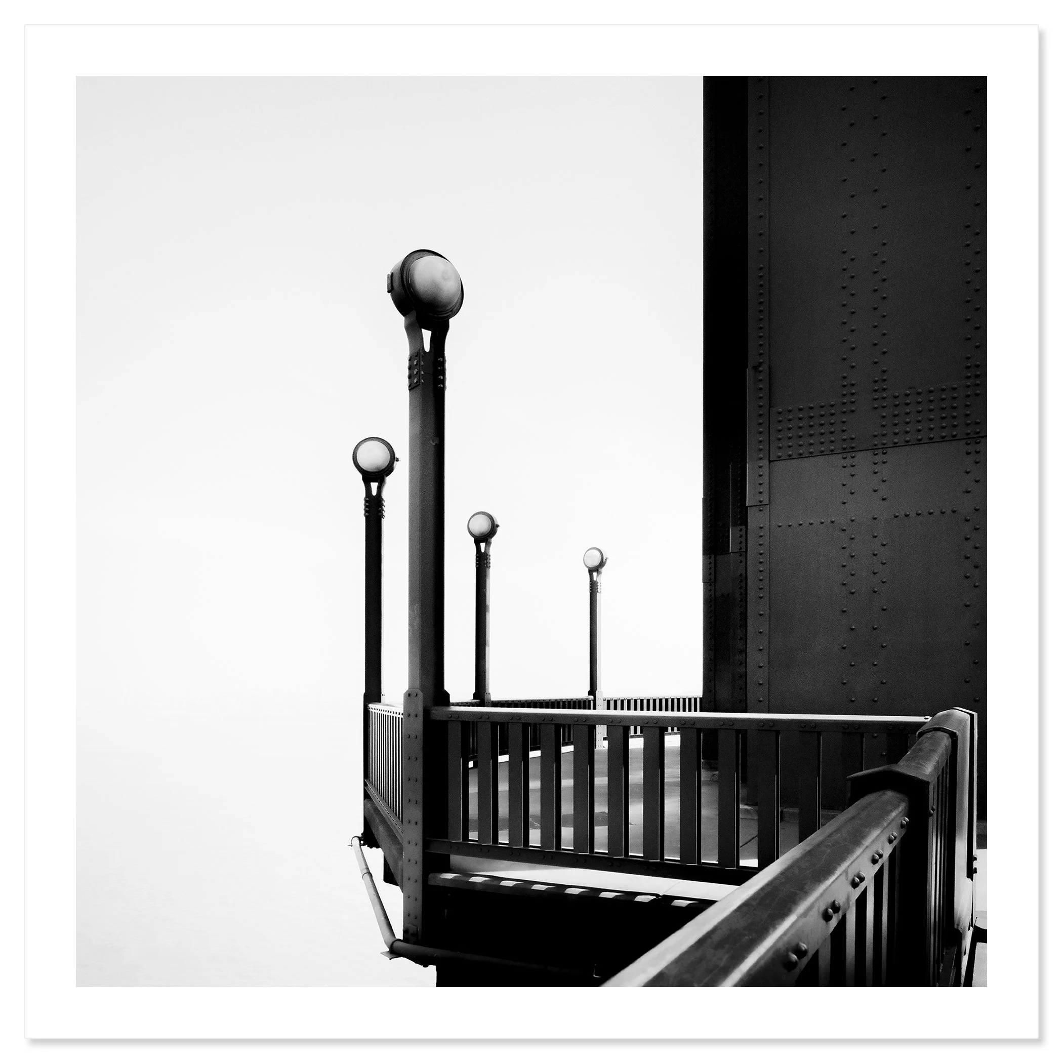 Golden Gate Study 9 – black-and-white fine art print on Hahnemühle Photo Rag Baryta with a white border by Gerald Berghammer.