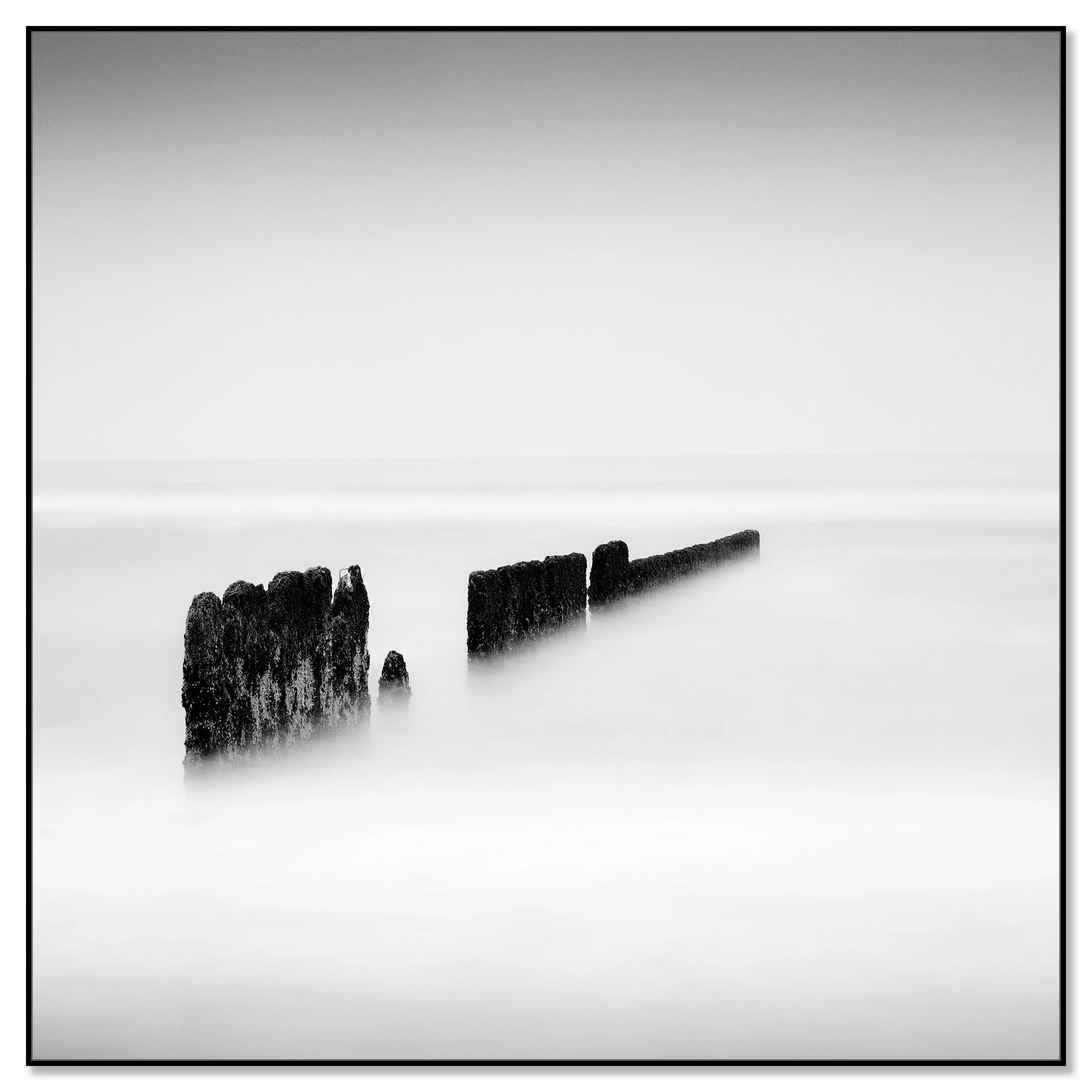 Black Line – black-and-white photograph on aluminium Dibond in a black aluminium ArtBox. Photo by Gerald Berghammer.