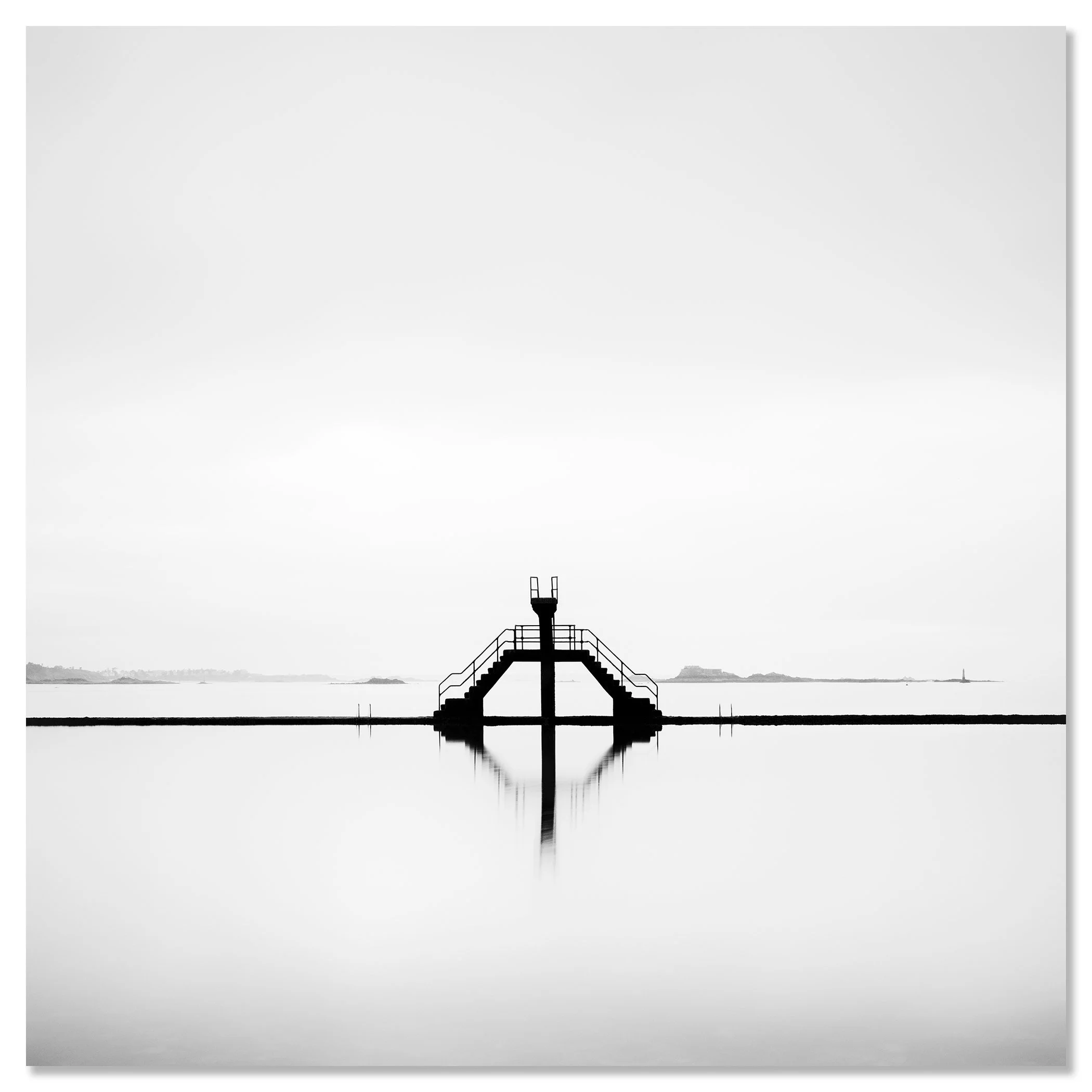 Diving Platform Study 2 – black-and-white photograph mounted frameless on aluminium Dibond by Gerald Berghammer.