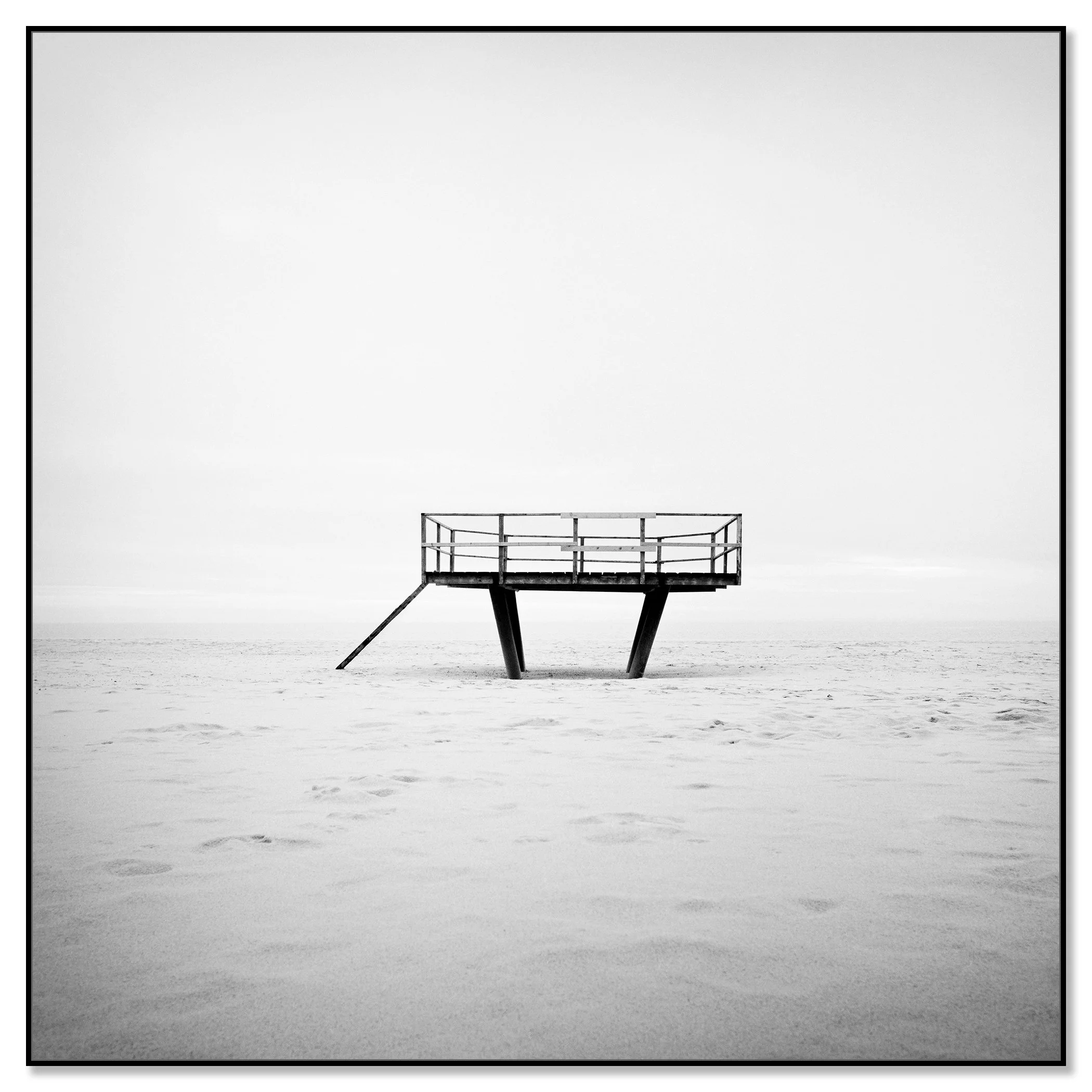 Dance Floor – black-and-white photograph of an elevated platform on Sylt, mounted on aluminium Dibond in a black ArtBox frame by Gerald Berghammer.