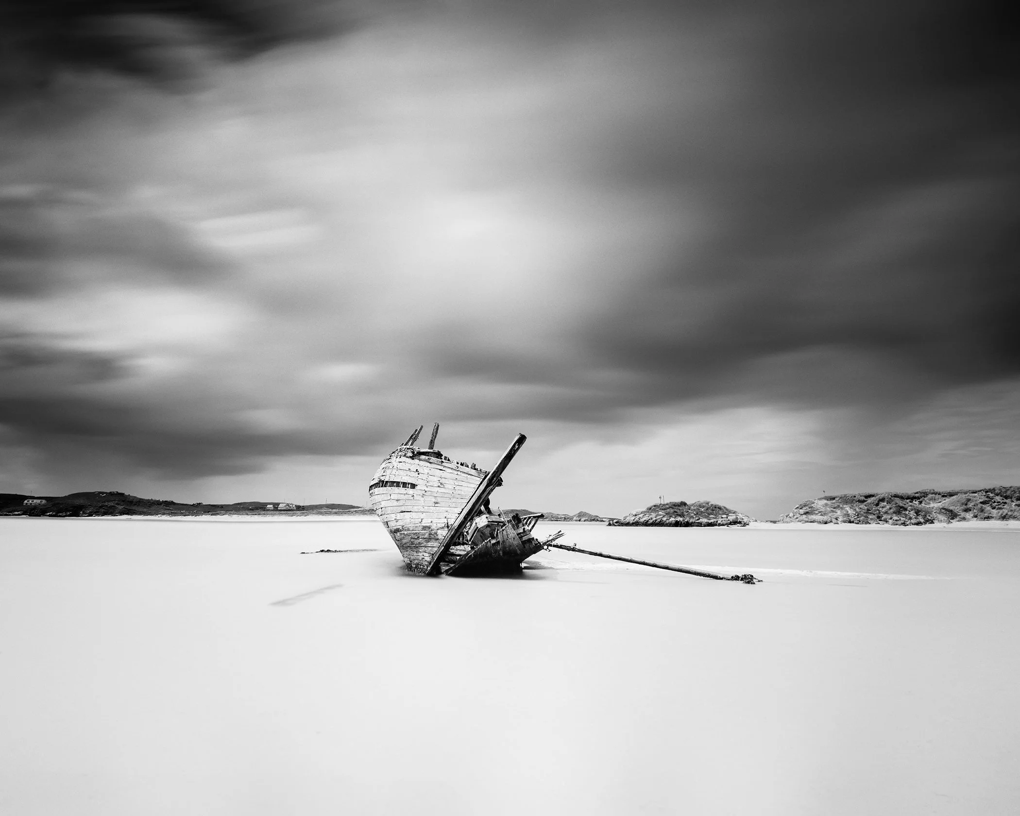 Bad Eddie’s Boat, Study 1 – minimalist black-and-white shipwreck photograph in Ireland by Gerald Berghammer.