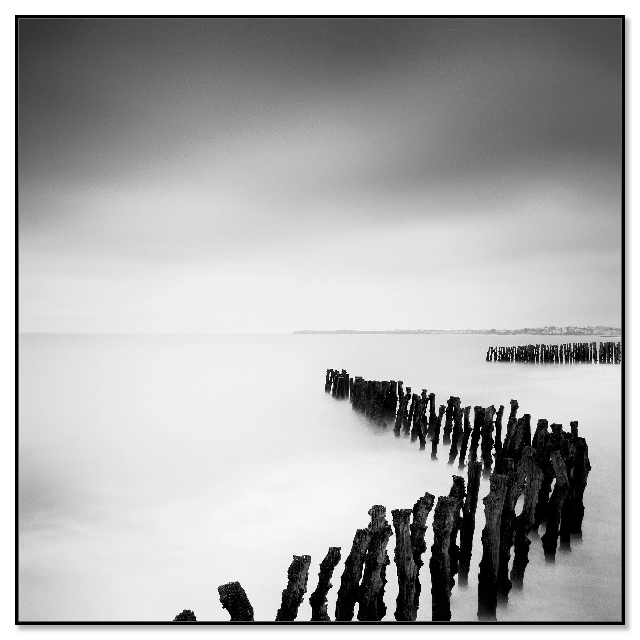 Sea Breakers black-and-white seascape on aluminium Dibond in a black ArtBox frame by Gerald Berghammer.