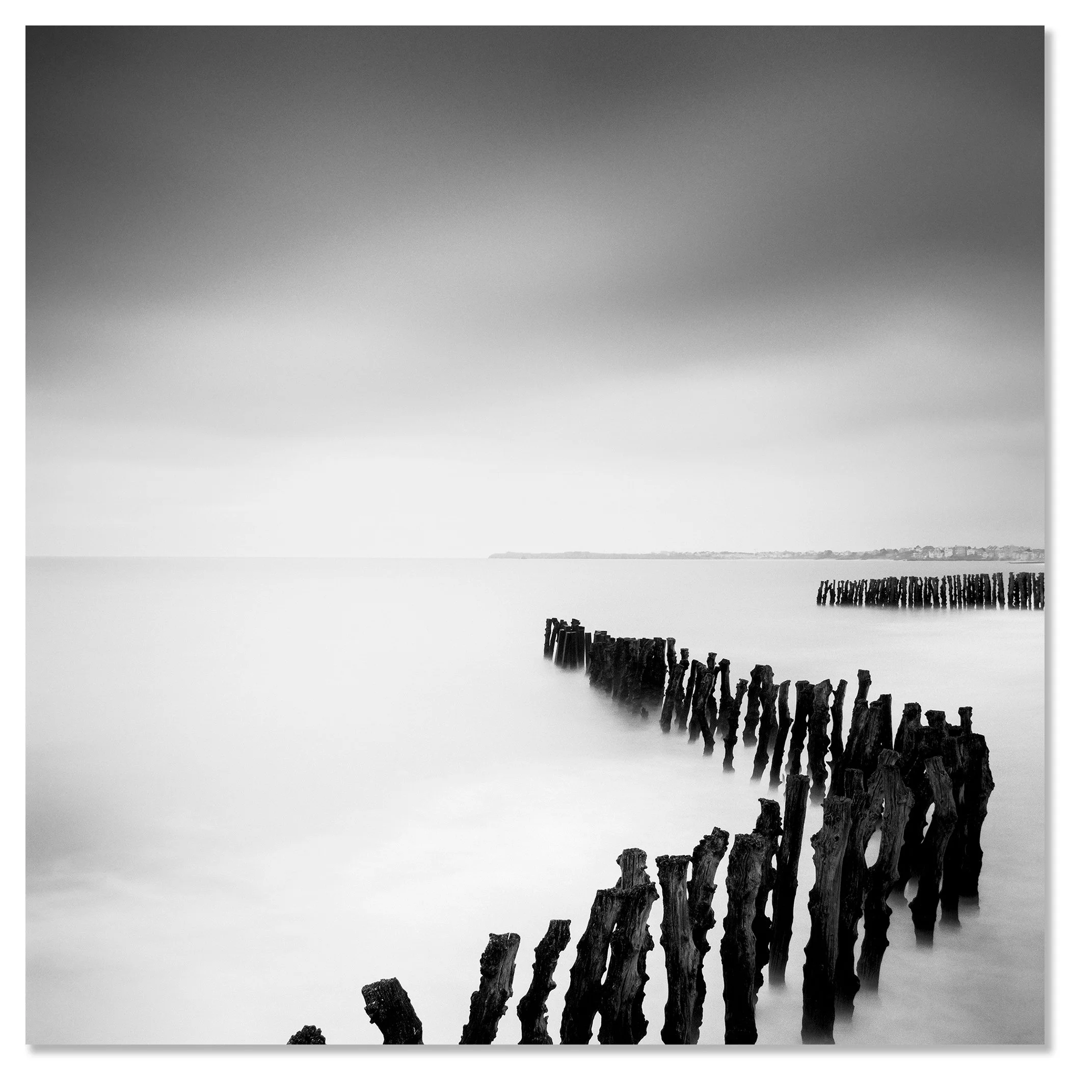Sea Breakers black-and-white seascape mounted frameless on aluminium Dibond by Gerald Berghammer.
