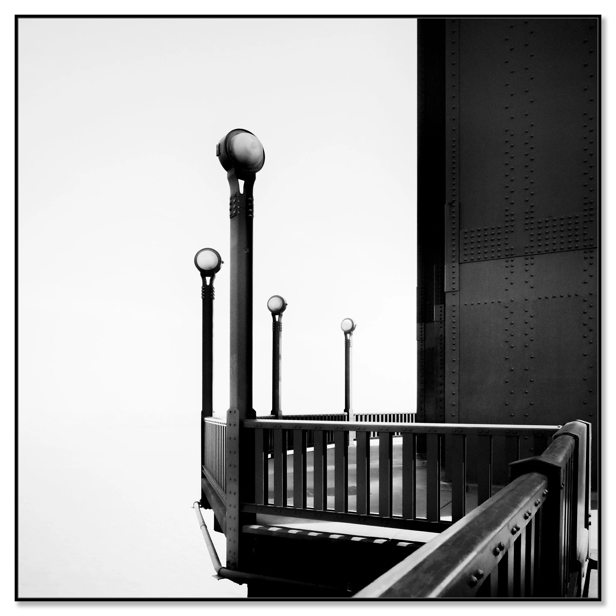 Golden Gate Study 9 – black-and-white photograph on aluminium Dibond in a black ArtBox frame by Gerald Berghammer.